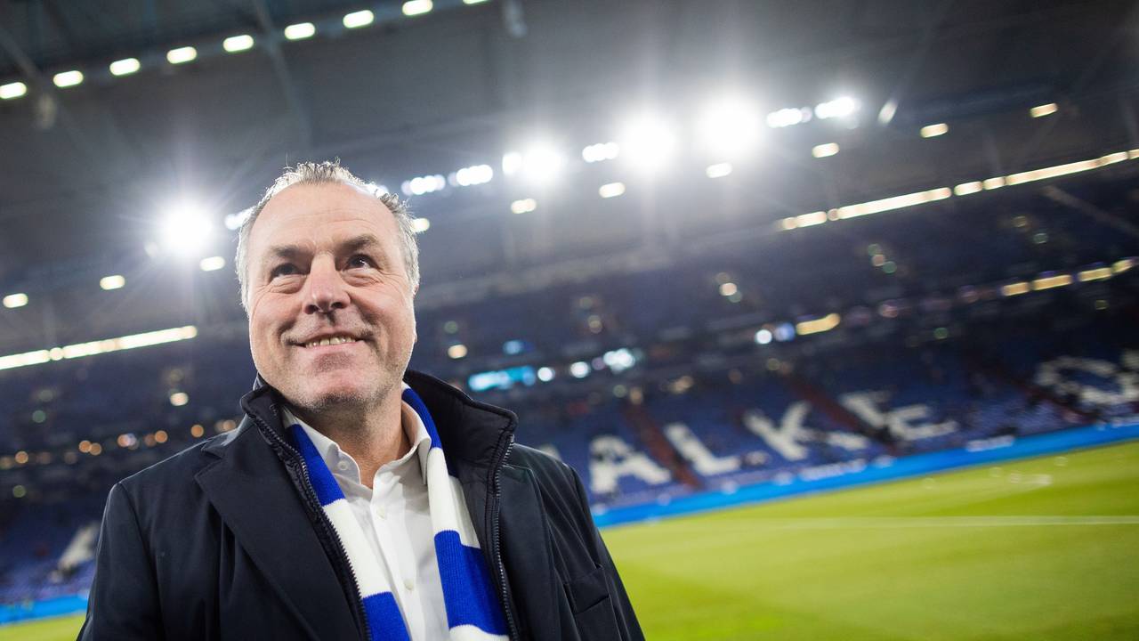 Clemens Tönnies steht mit blau-weißem Schal im Schalke-Stadion.