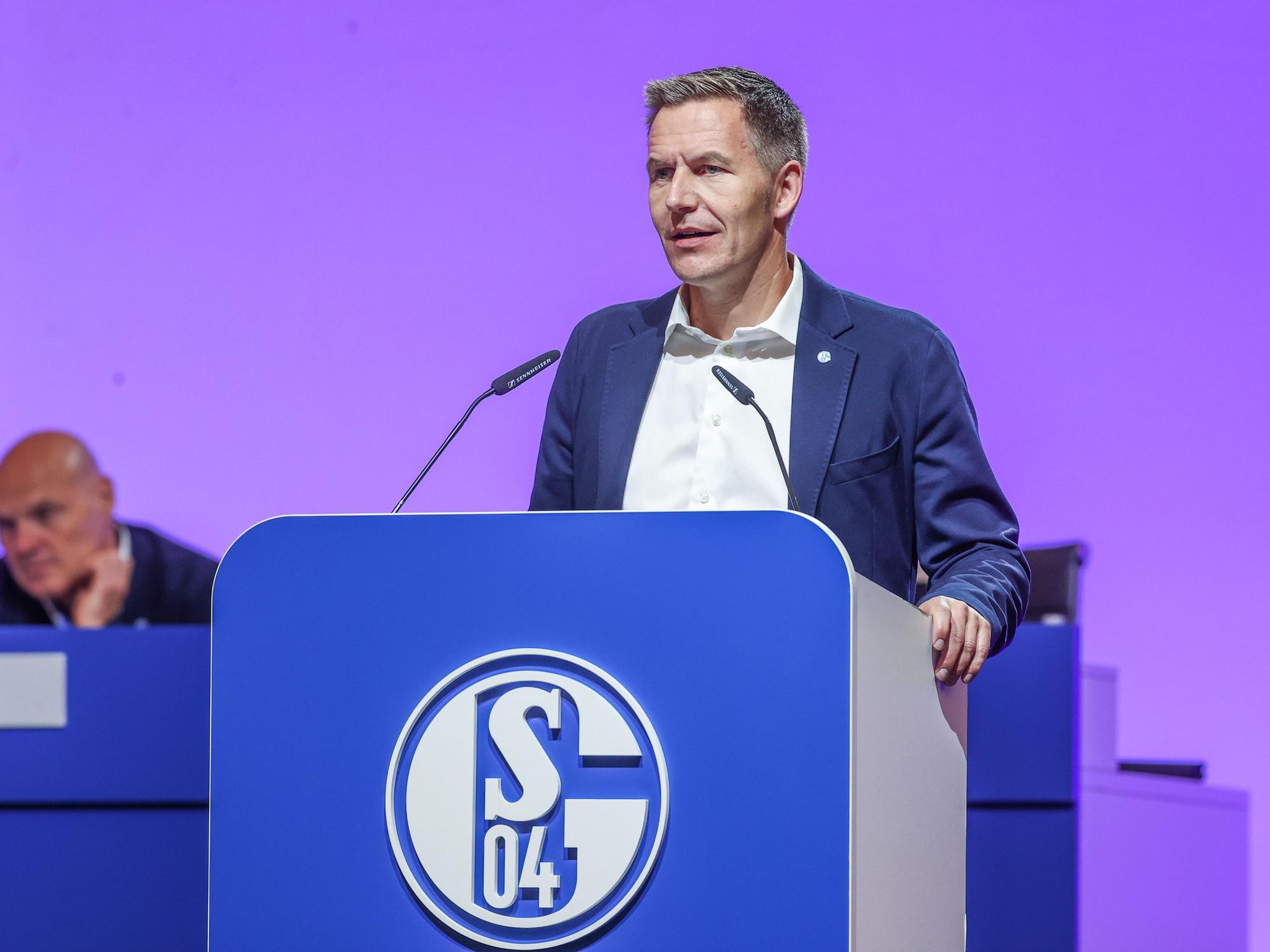 Schalkes Aufsichtsratsvorsitzender Axel Hefer spricht zu den Mitgliedern.