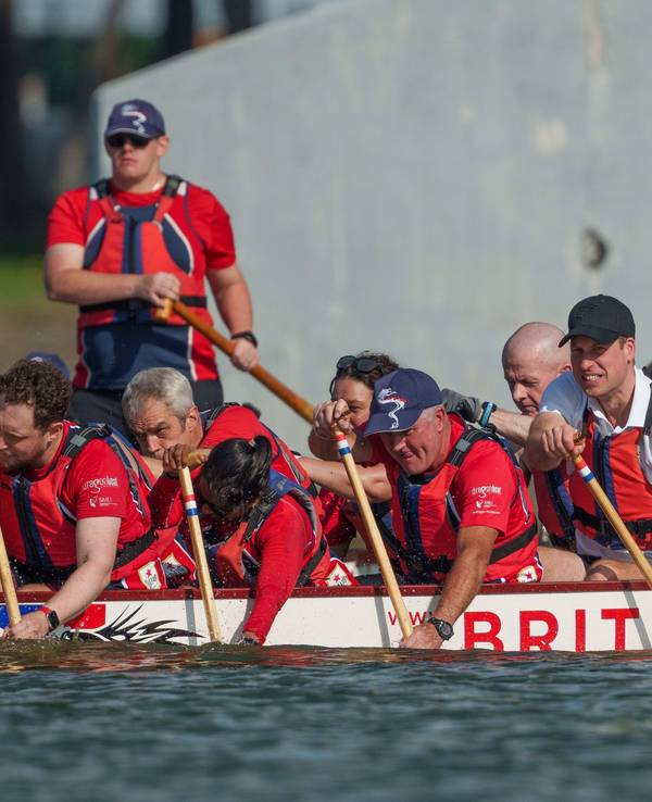 Der britische Prinz William nimmt an einer Drachenbootveranstaltung teil.
