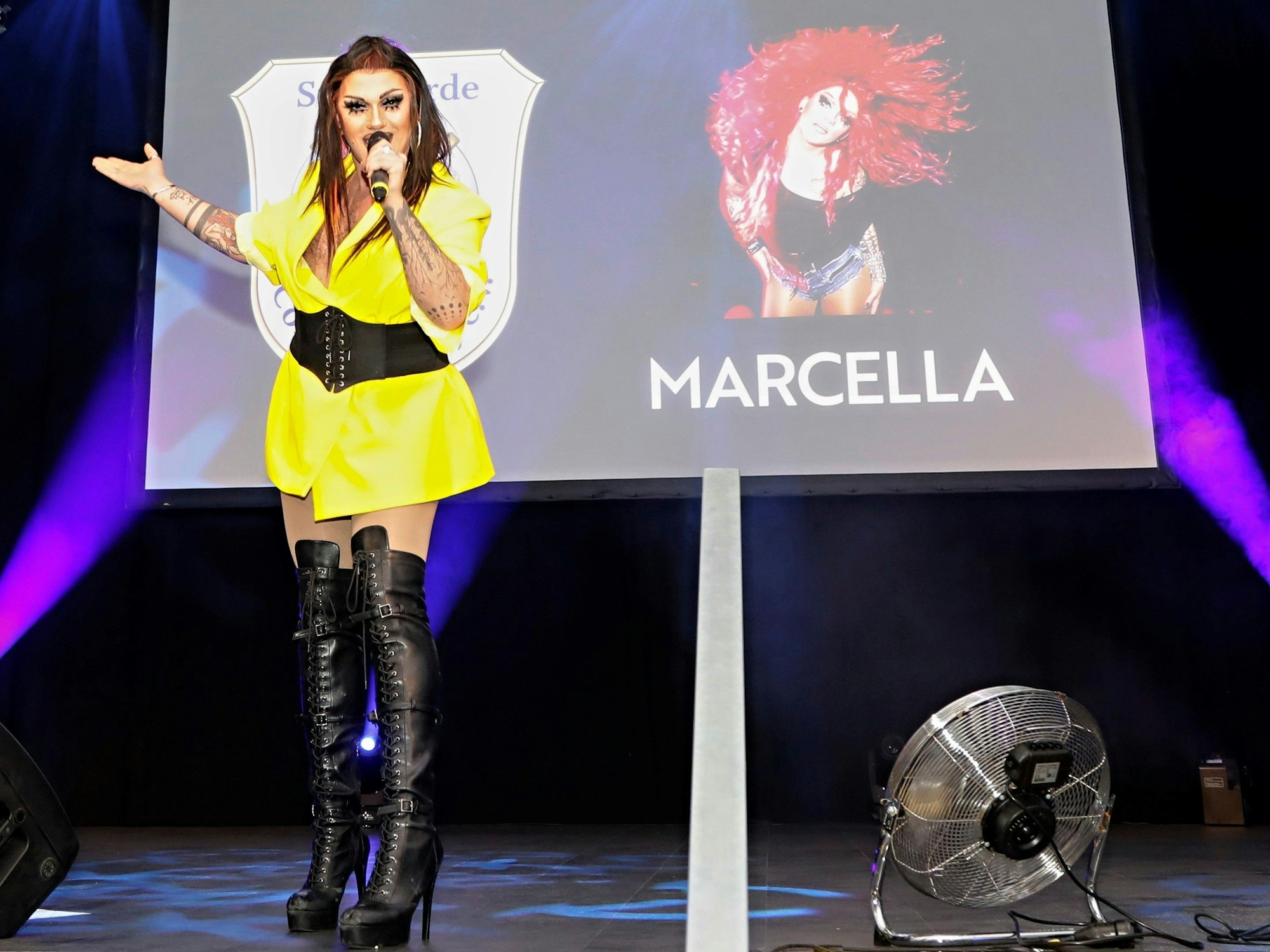 Marcella Rockefeller (Marcel Kaupp) auf der Bühne bei der StattGarde.