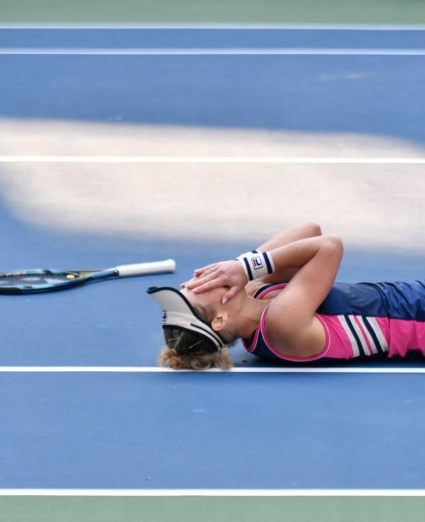 Laura Siegemund liegt nach dem Turniersieg in Nanchang, den sie gemeinsam mit Wera Swonarewa errungen hat, auf dem Boden.