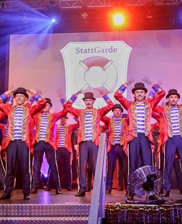 Das Tanzkorps der StattGarde Colonia auf der Bühne.