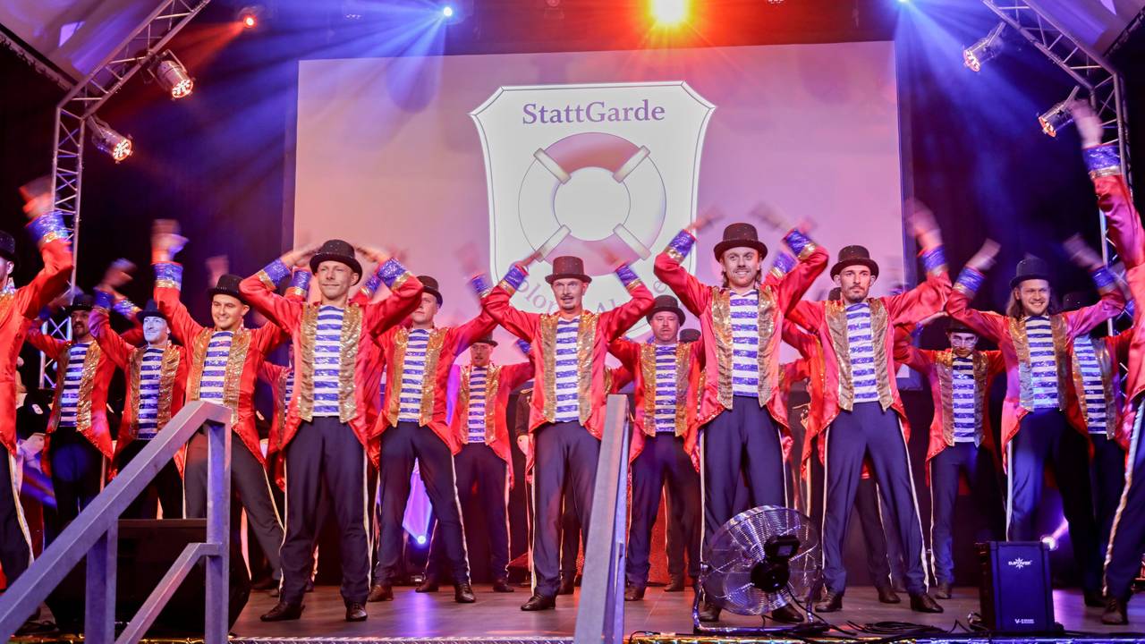 Das Tanzkorps der StattGarde Colonia auf der Bühne.