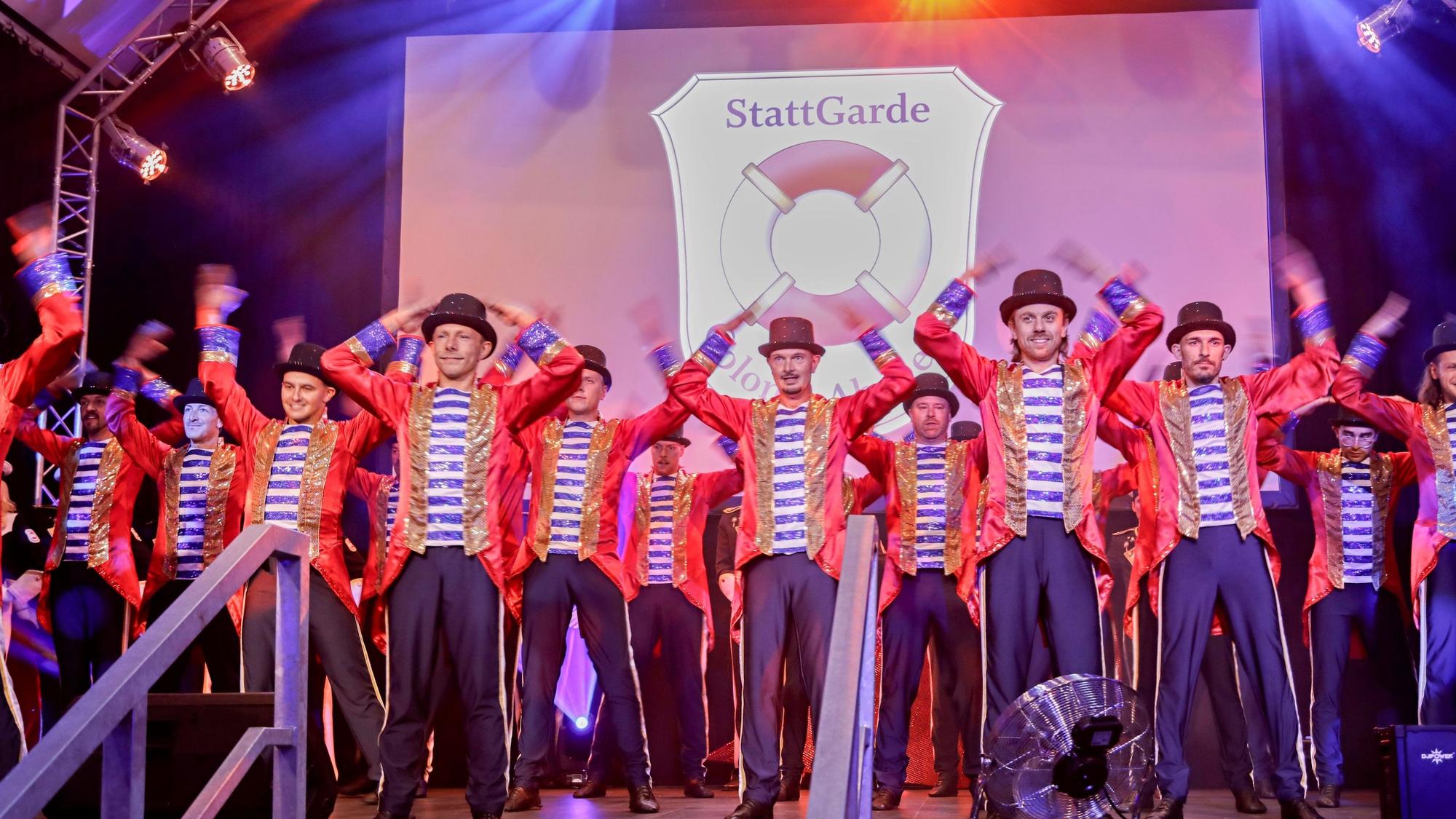 Das Tanzkorps der StattGarde Colonia auf der Bühne.