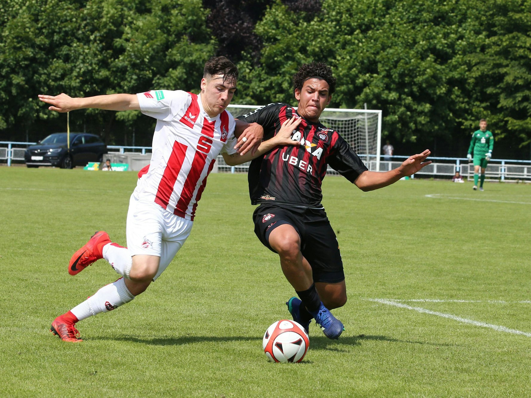 Sinan Karweina (1. FC Köln/links) in Aktion.