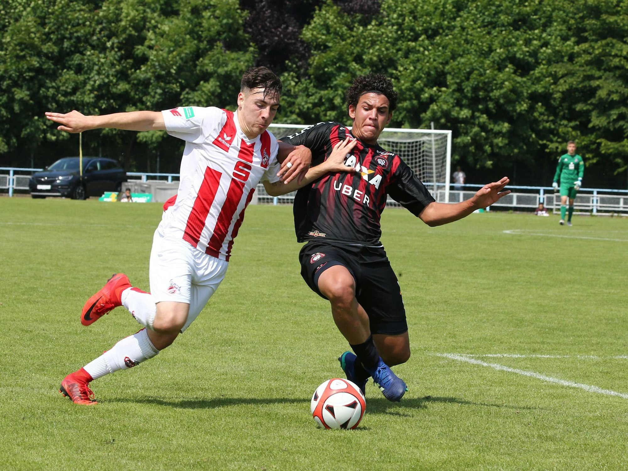 Sinan Karweina (1. FC Köln/links) in Aktion.