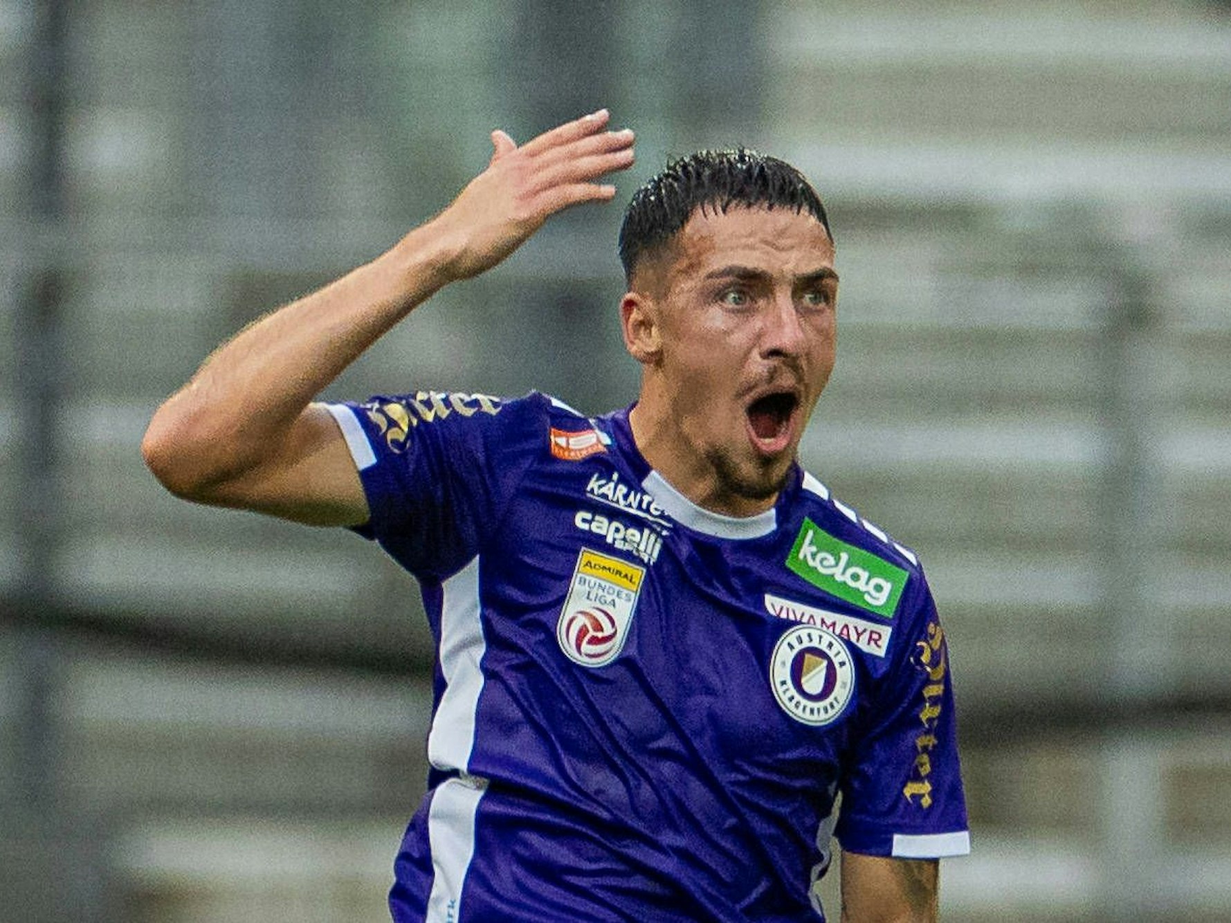 SK Austria Klagenfurt: Sinan Karweina reagiert auf dem Platz.