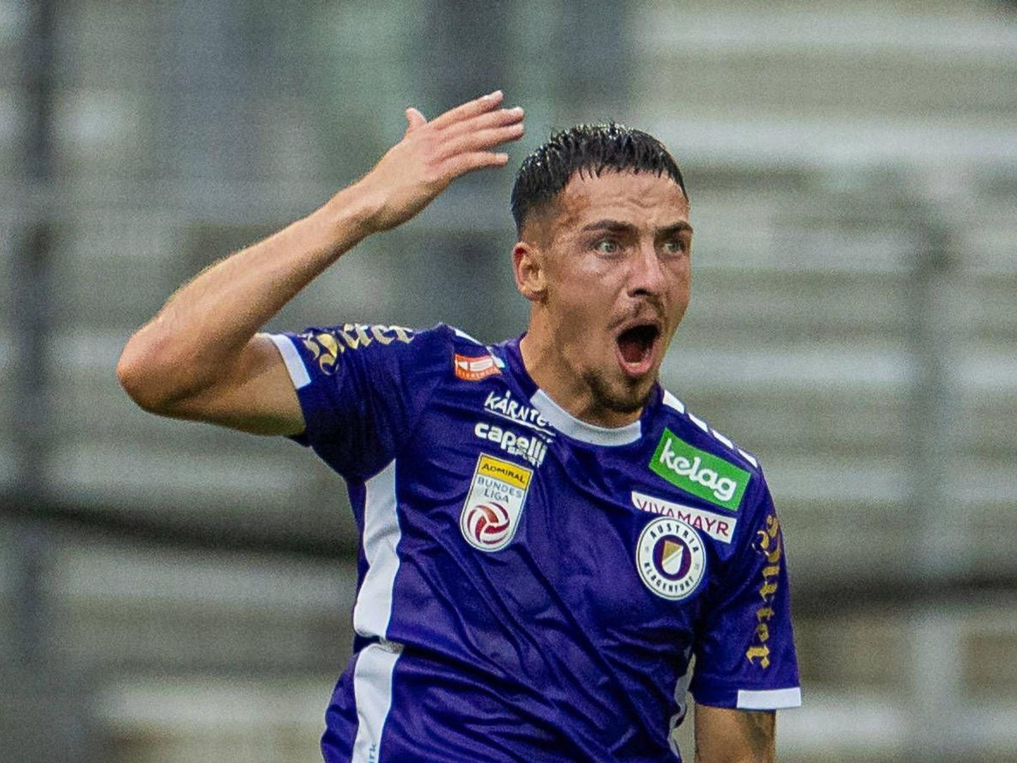 SK Austria Klagenfurt: Sinan Karweina reagiert auf dem Platz.
