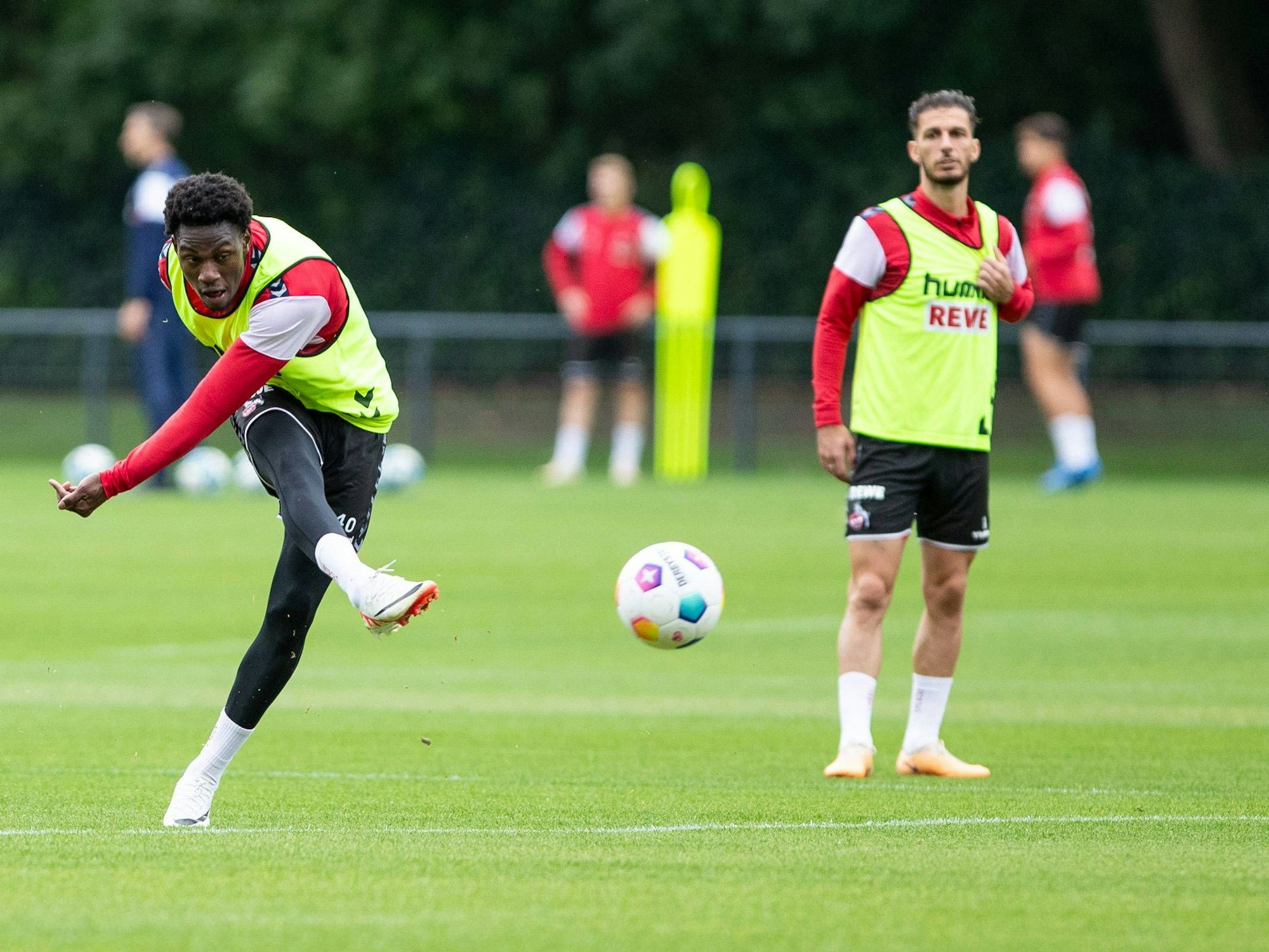 Faride Alidou beim Torschuss im Training am Geißbockheim.
