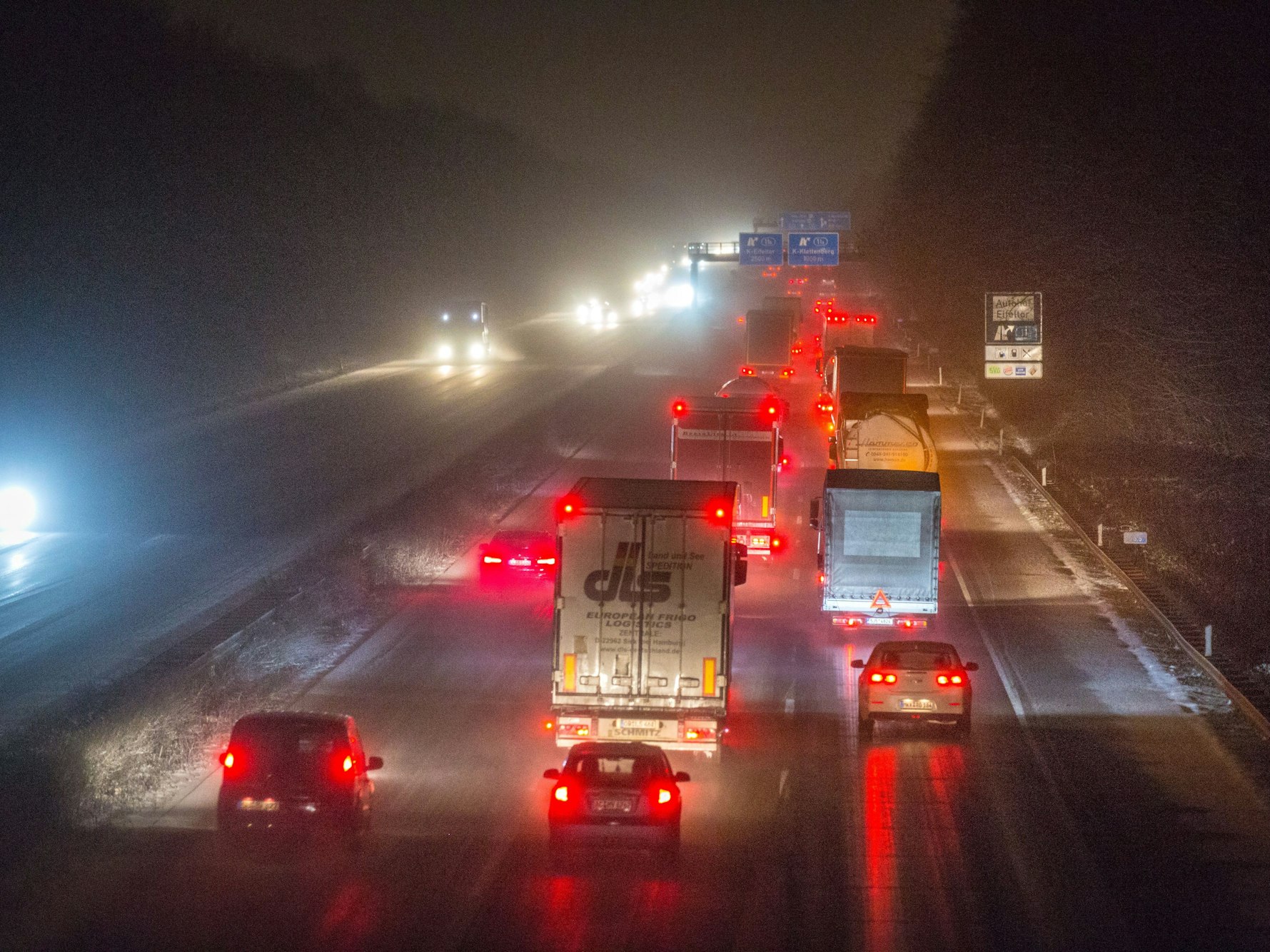 Autos fahren auf der Autobahn A4 zwischen dem AK Köln-West und der AS Klettenberg während es schneit.
