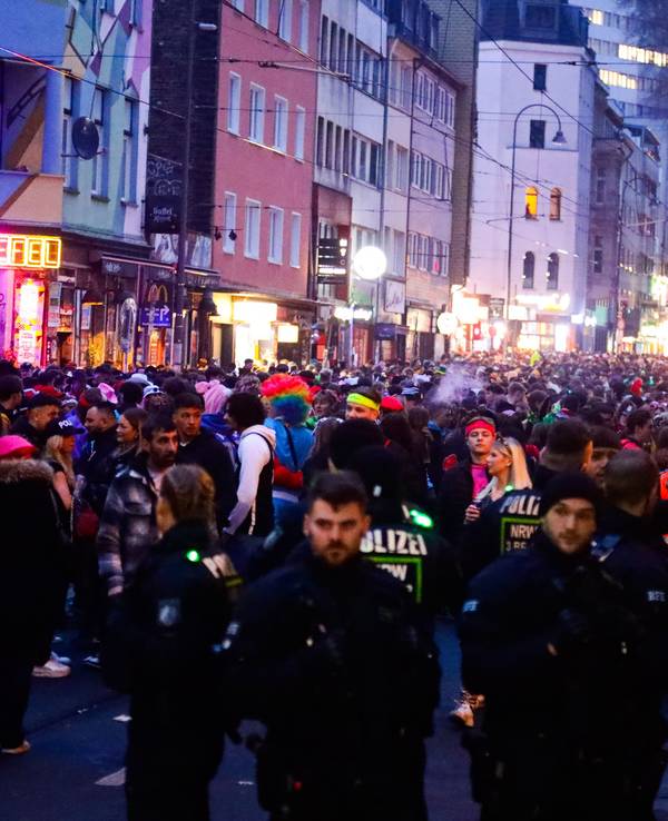 Die Zülpicher Straße voller Jecken an Weiberfastnacht.