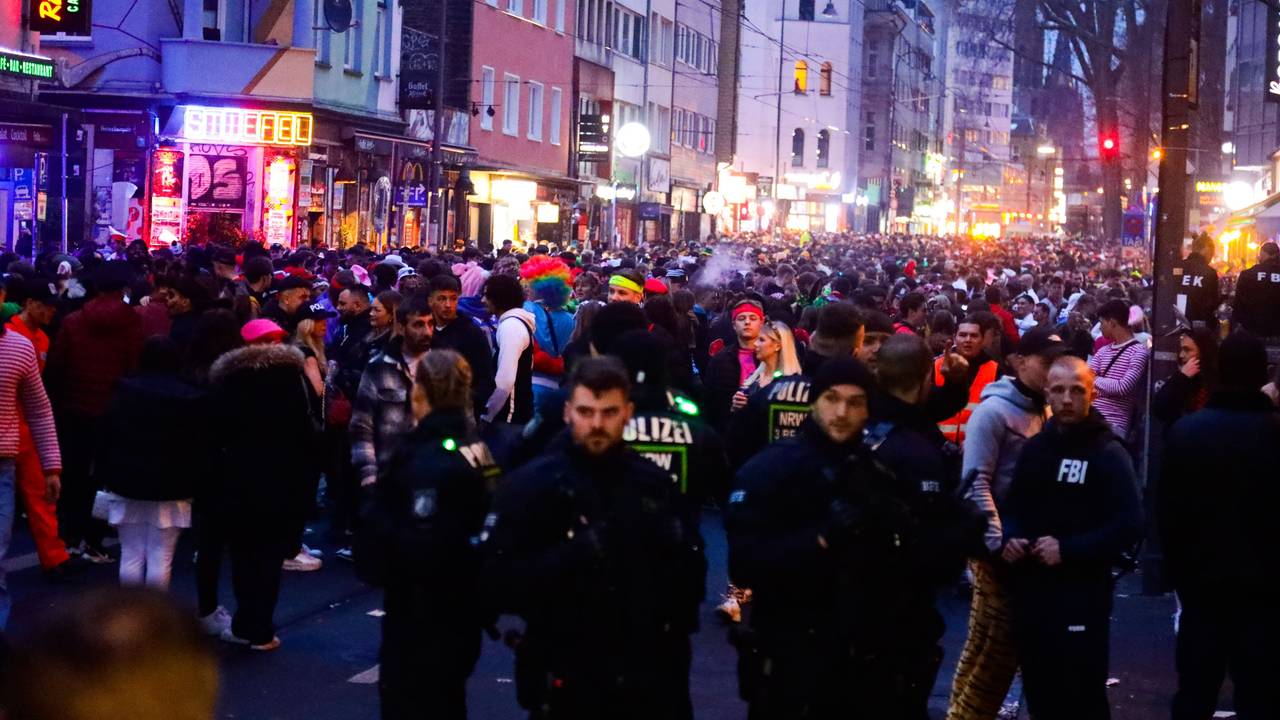 Die Zülpicher Straße voller Jecken an Weiberfastnacht.