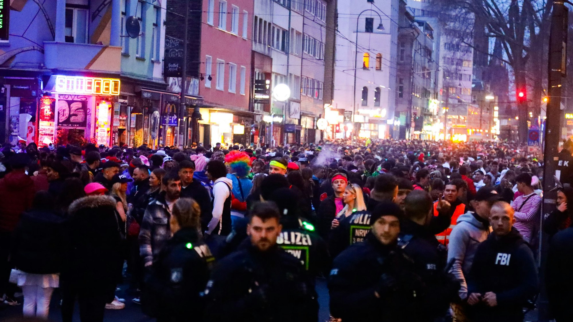 Die Zülpicher Straße voller Jecken an Weiberfastnacht.