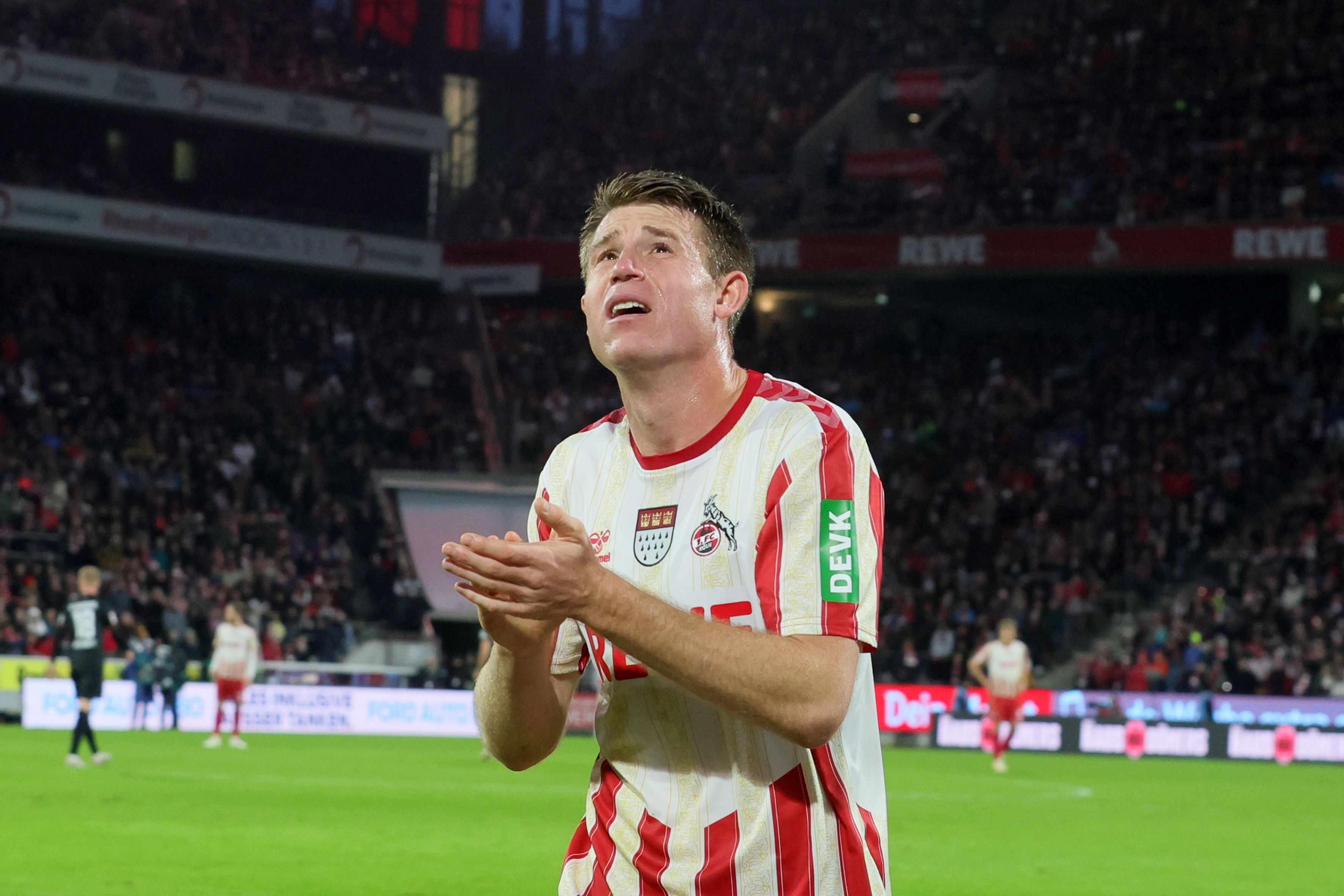 Dominique Heintz (1. FC Köln) klatscht nach dem Bundesligaspiel gegen Augsburg.