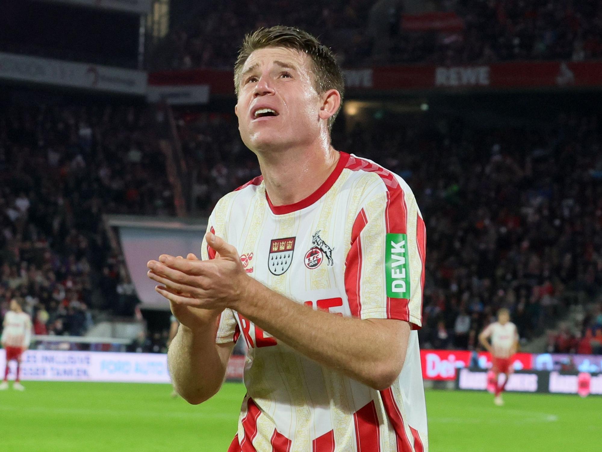 Dominique Heintz (1. FC Köln) klatscht nach dem Bundesligaspiel gegen Augsburg.