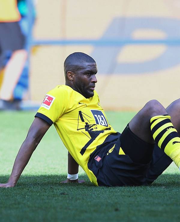 Anthony Modeste sitzt im Trikot von Borussia Dortmund enttäuscht am Boden.