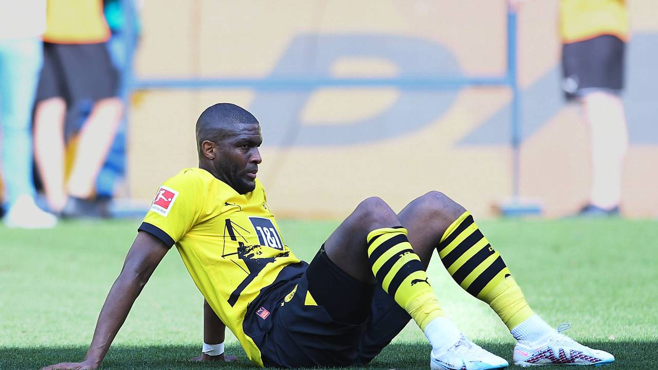 Anthony Modeste sitzt im Trikot von Borussia Dortmund enttäuscht am Boden.