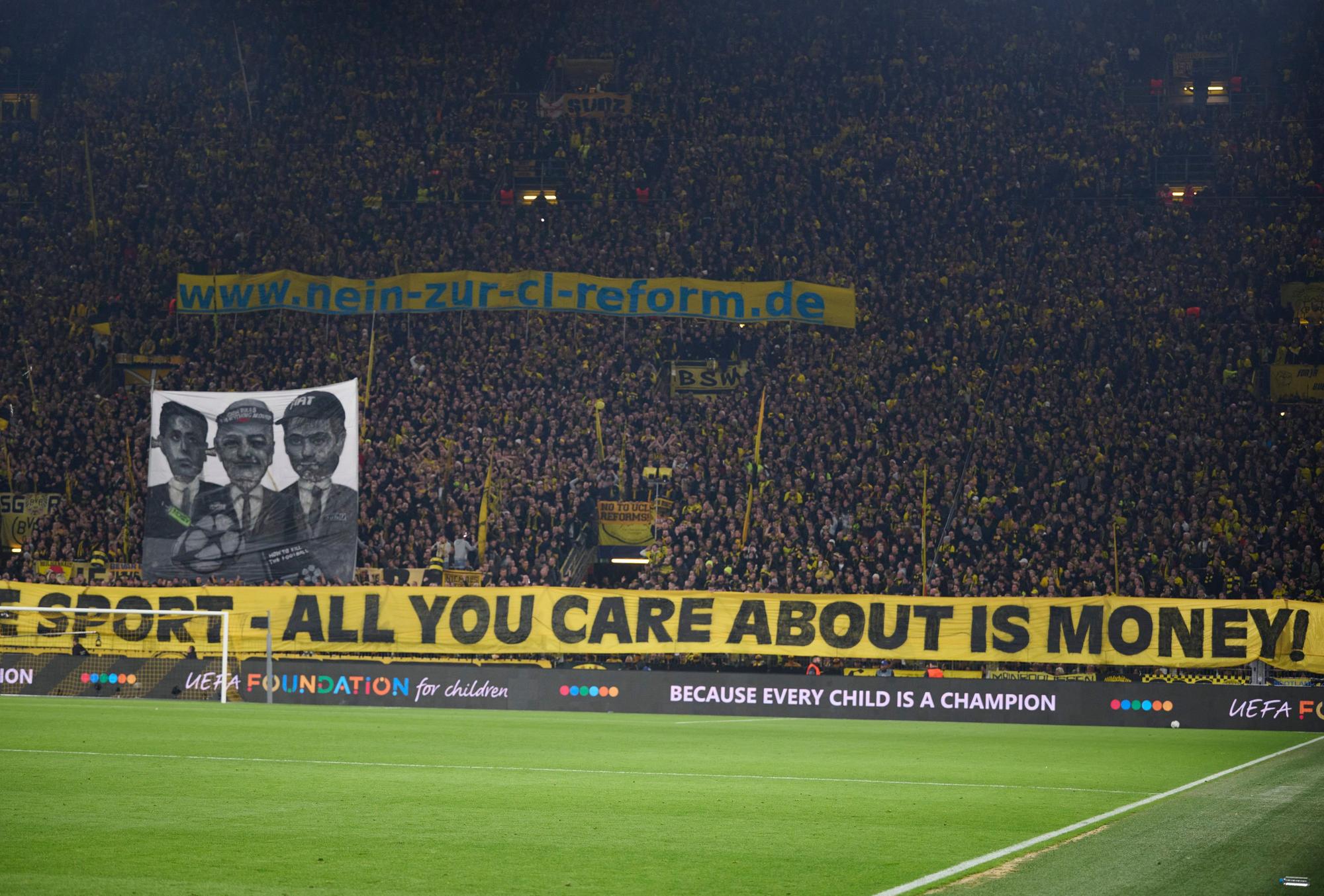 „Euch geht es nur ums Geld“ steht auf Englisch auf einem Plakat der BVB-Fans.