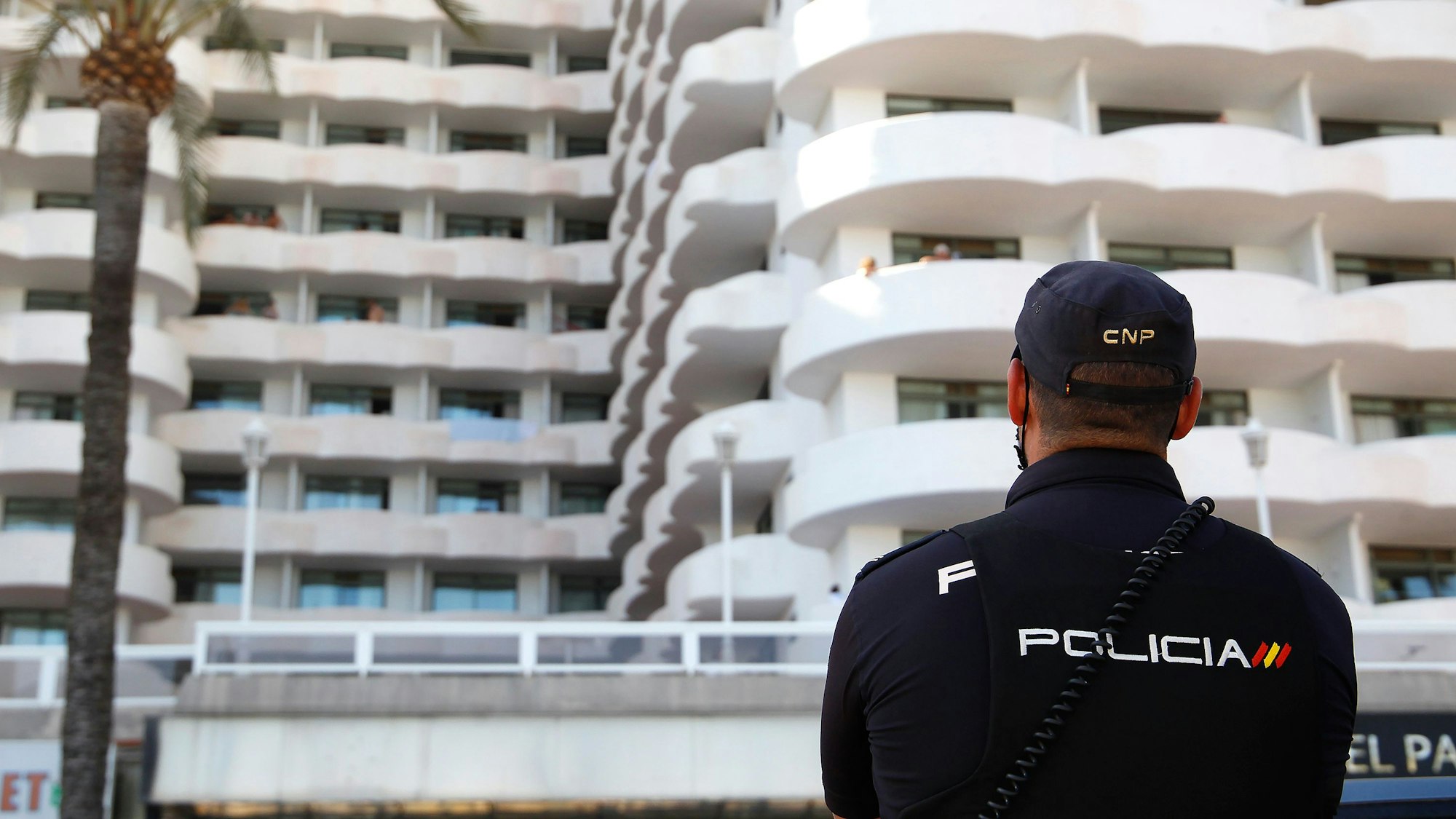 Ein Polizist steht vor dem Hotel.