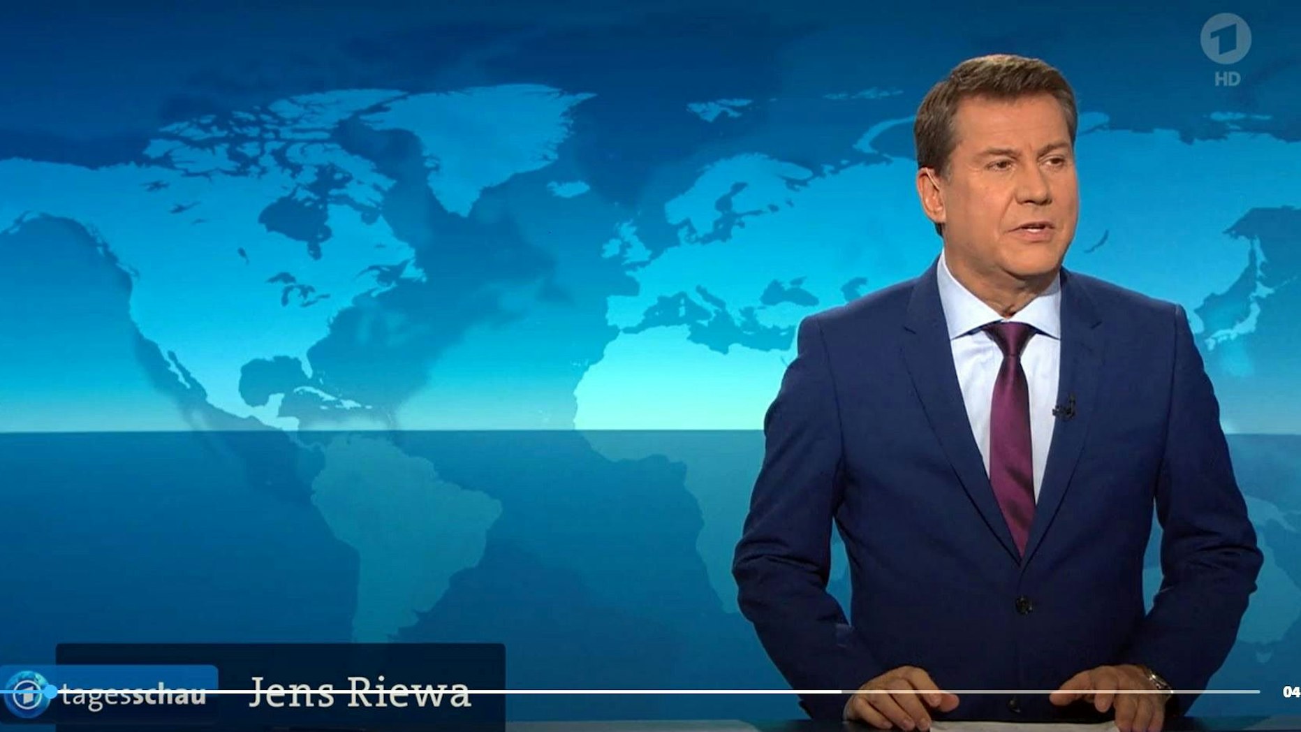 Eine Panne brachte „Tagesschau“-Sprecher Jens Riewa aus dem Konzept. Unser Archivbild zeigt den Moderator im August 2021.