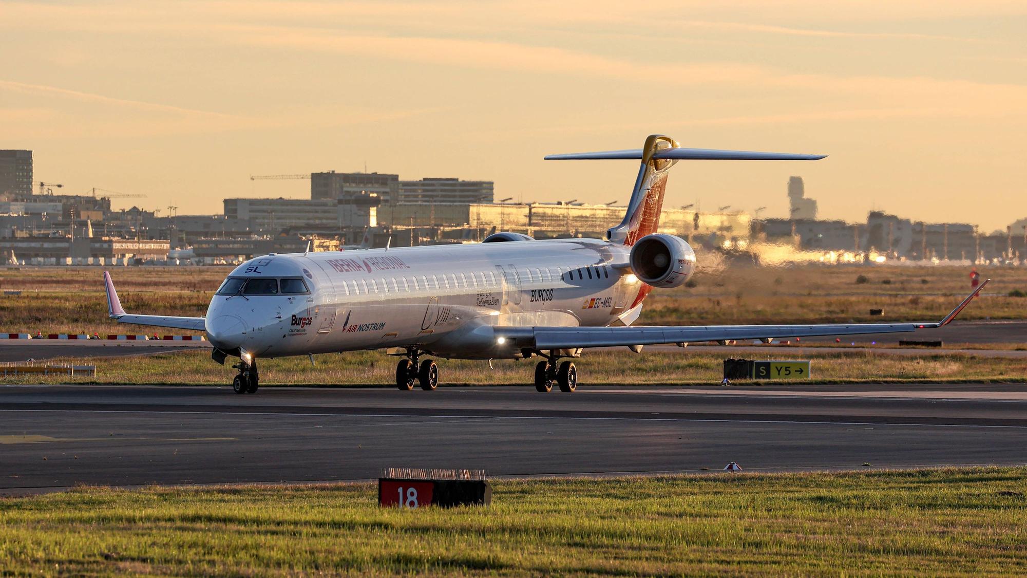 Ein Flug der spanischen Airline Iberia Regional, durchgeführt von Air Nostrum, landet am Flughafen in Frankfurt.