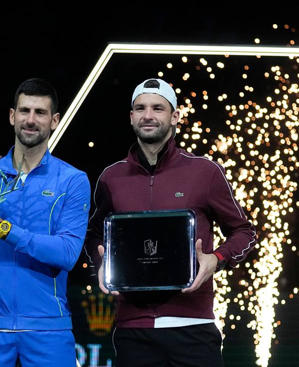 Novak Djokvic und Grigor Dimitrow bei der Siegerehrung in Paris-Bercy.