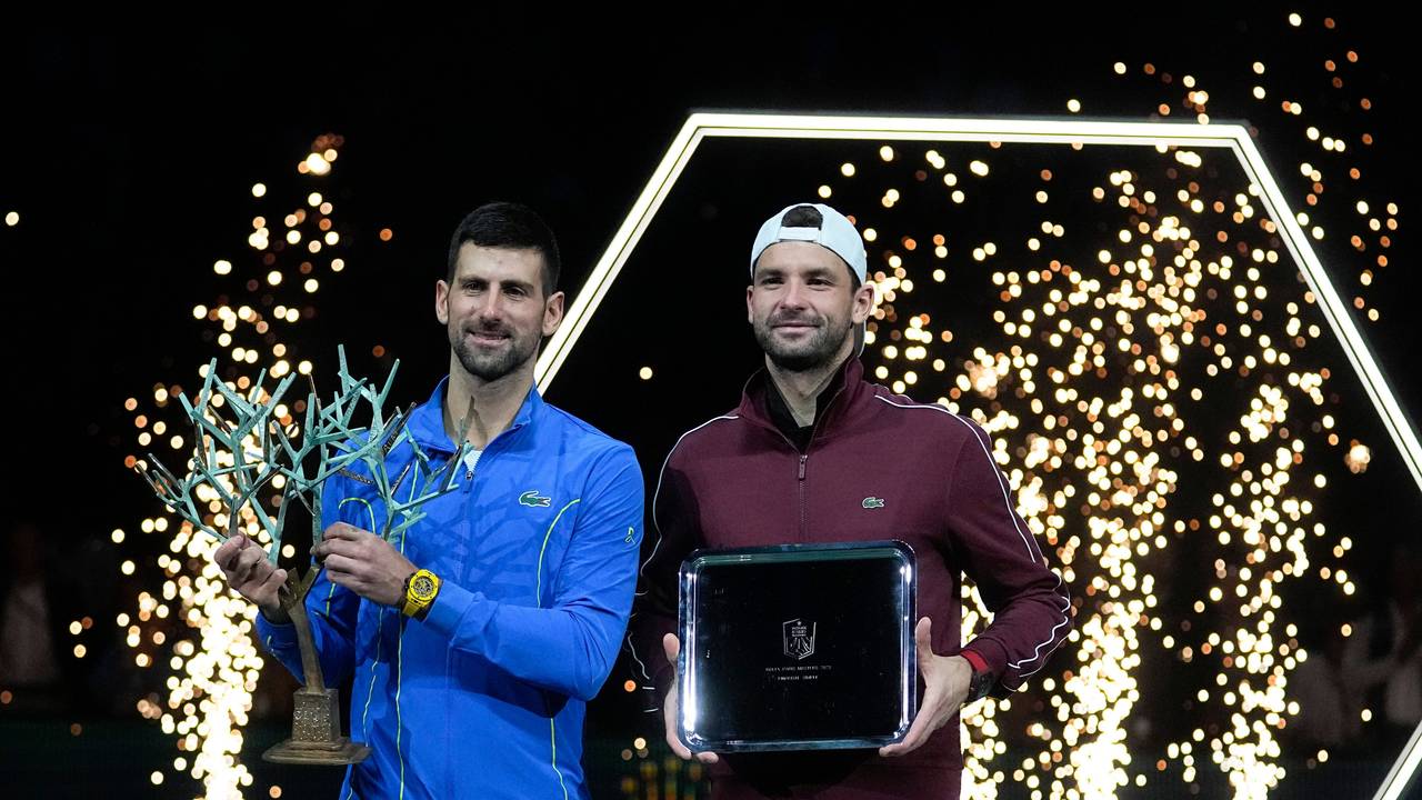 Novak Djokvic und Grigor Dimitrow bei der Siegerehrung in Paris-Bercy.