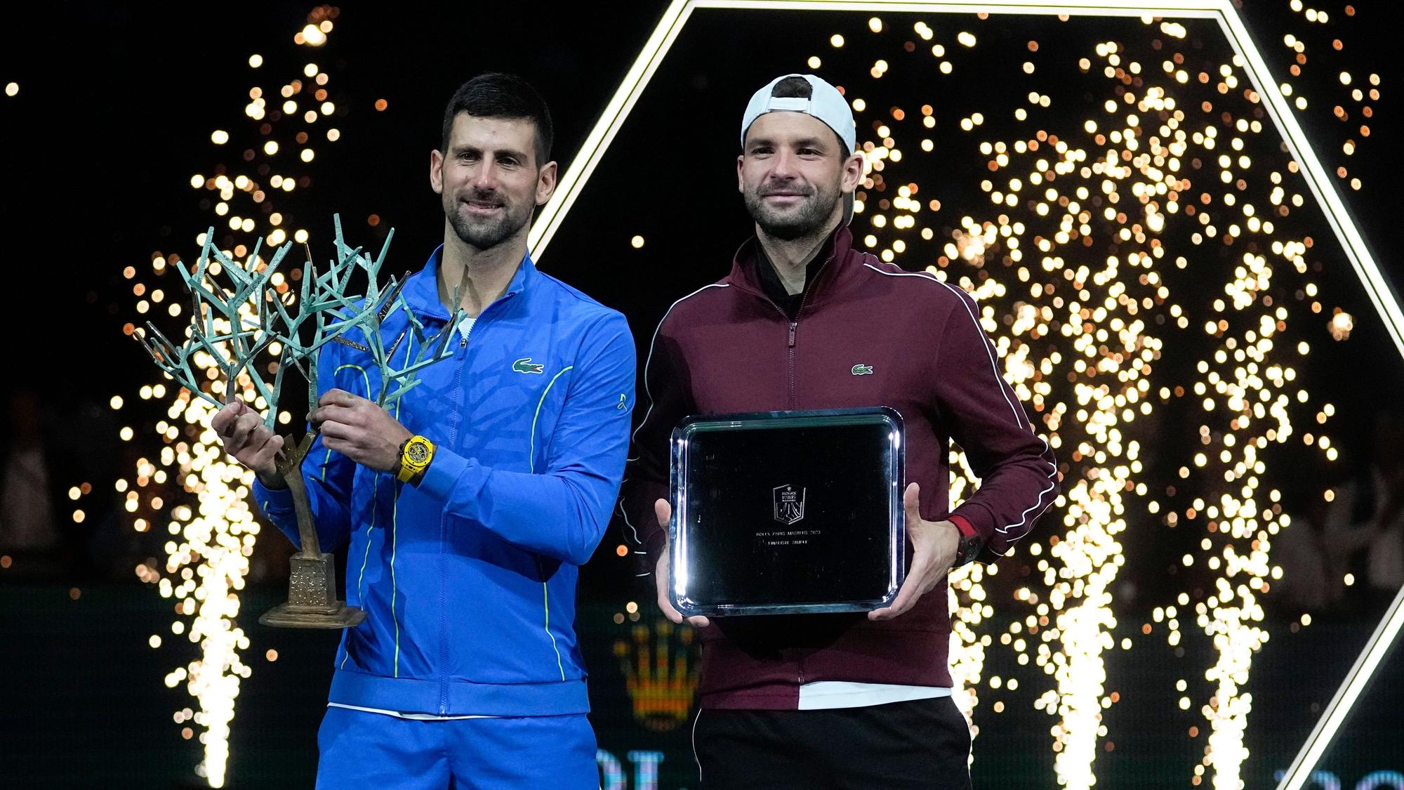 Novak Djokvic und Grigor Dimitrow bei der Siegerehrung in Paris-Bercy.