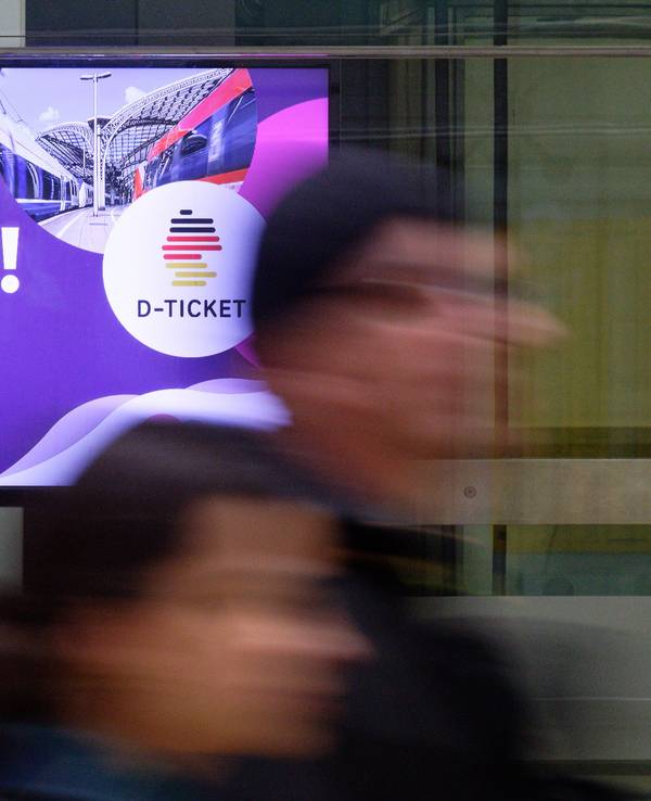 Auf einem Bildschirm wird Werbung für das Deutschlandticket angezeigt.