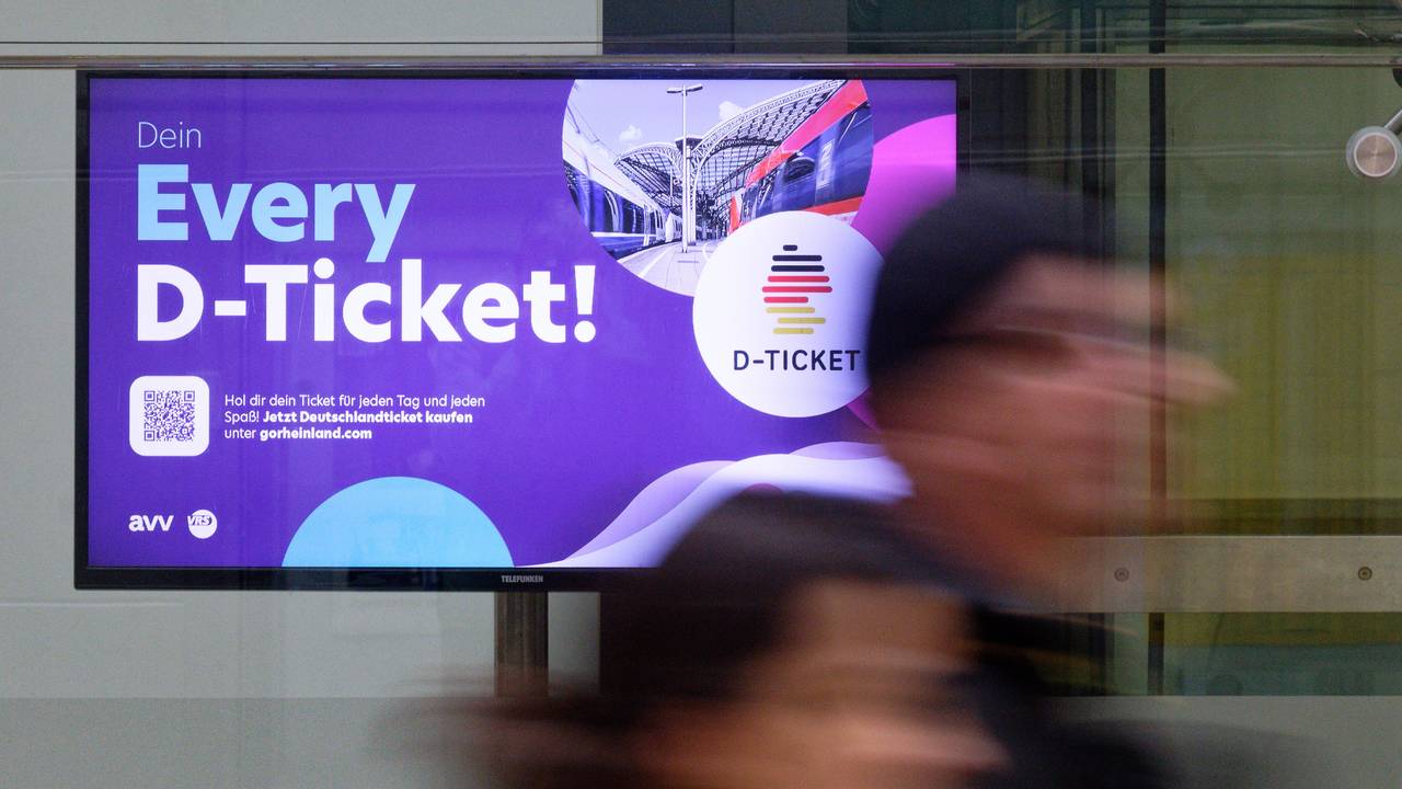 Auf einem Bildschirm wird Werbung für das Deutschlandticket angezeigt.