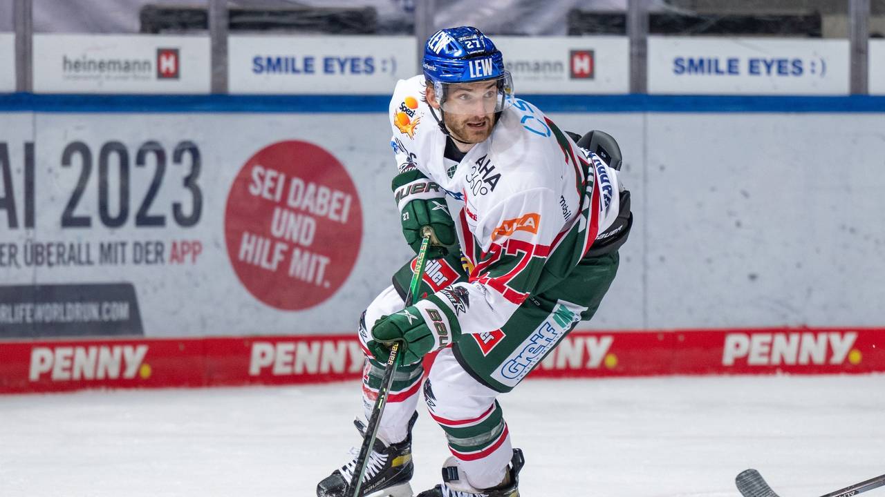 Adam Johnson (†29) während eines Eishockey-Spiels.