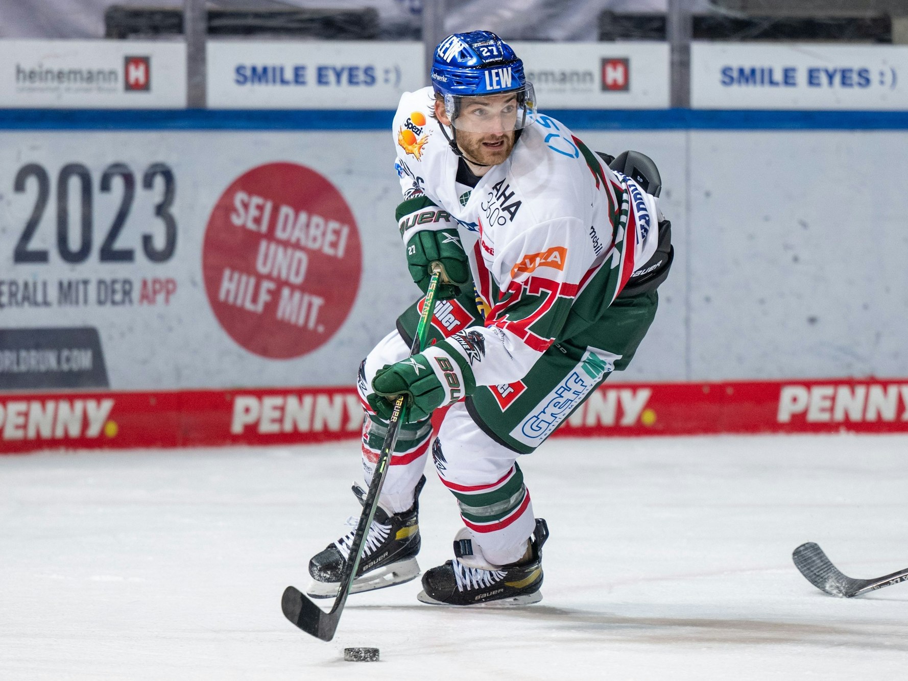 Adam Johnson (†29) während eines Eishockey-Spiels.