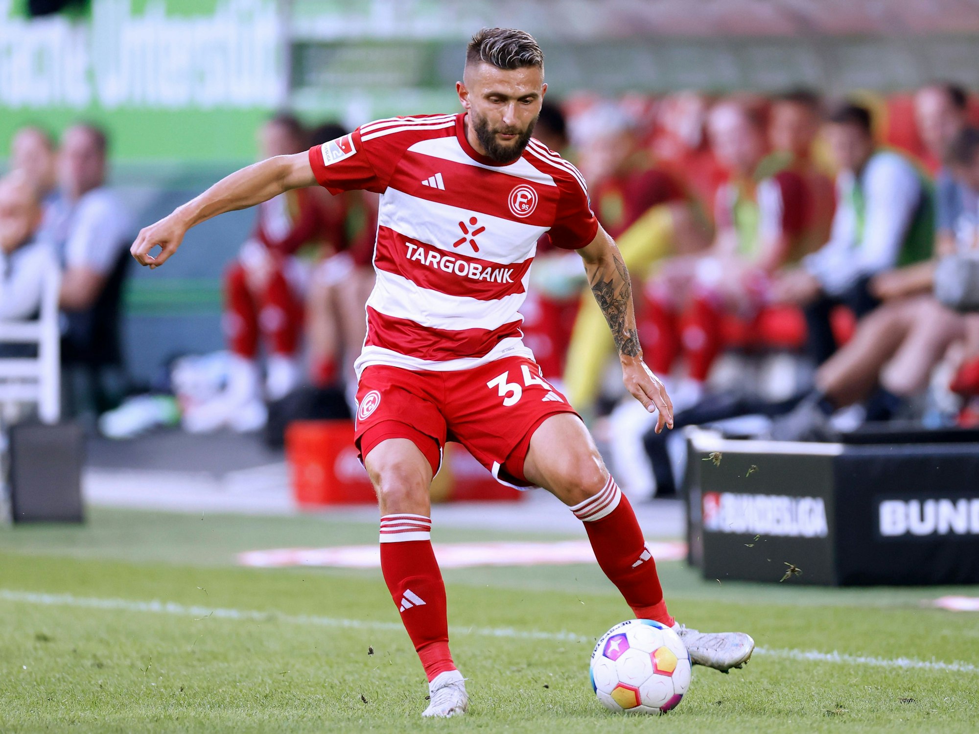 Fortuna Düsseldorfs Nicolas Gavory führt den Ball im Spiel gegen den Karlsruher SC.