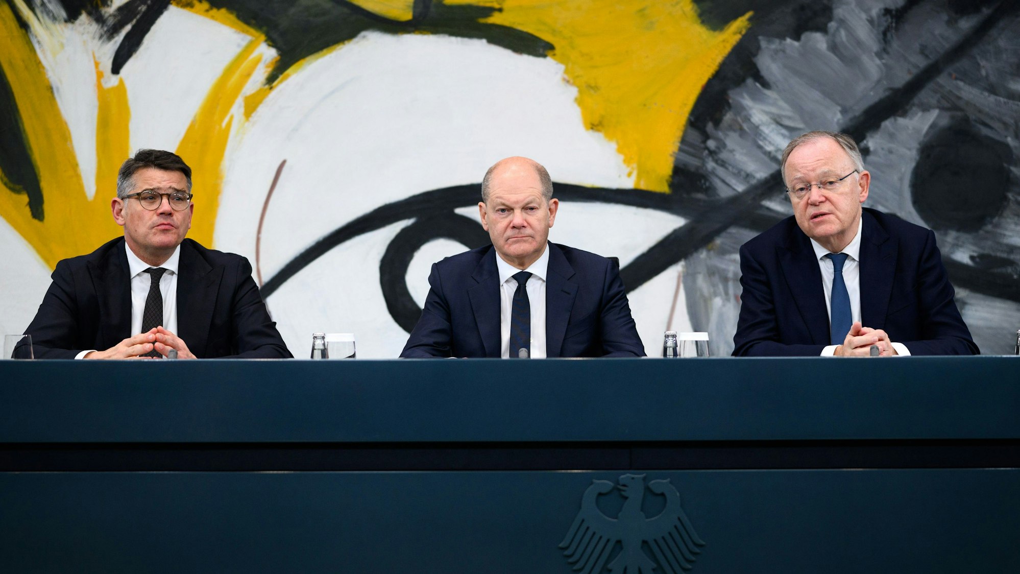 Bundeskanzler Olaf Scholz (Mitte, SPD) äußert sich zusammen mit Boris Rhein (links, CDU), Ministerpräsident von Hessen, und Stephan Weil (SPD), Ministerpräsident von Niedersachsen, bei einer Pressekonferenz nach dem Bund-Länder-Gipfel im Bundeskanzleramt.