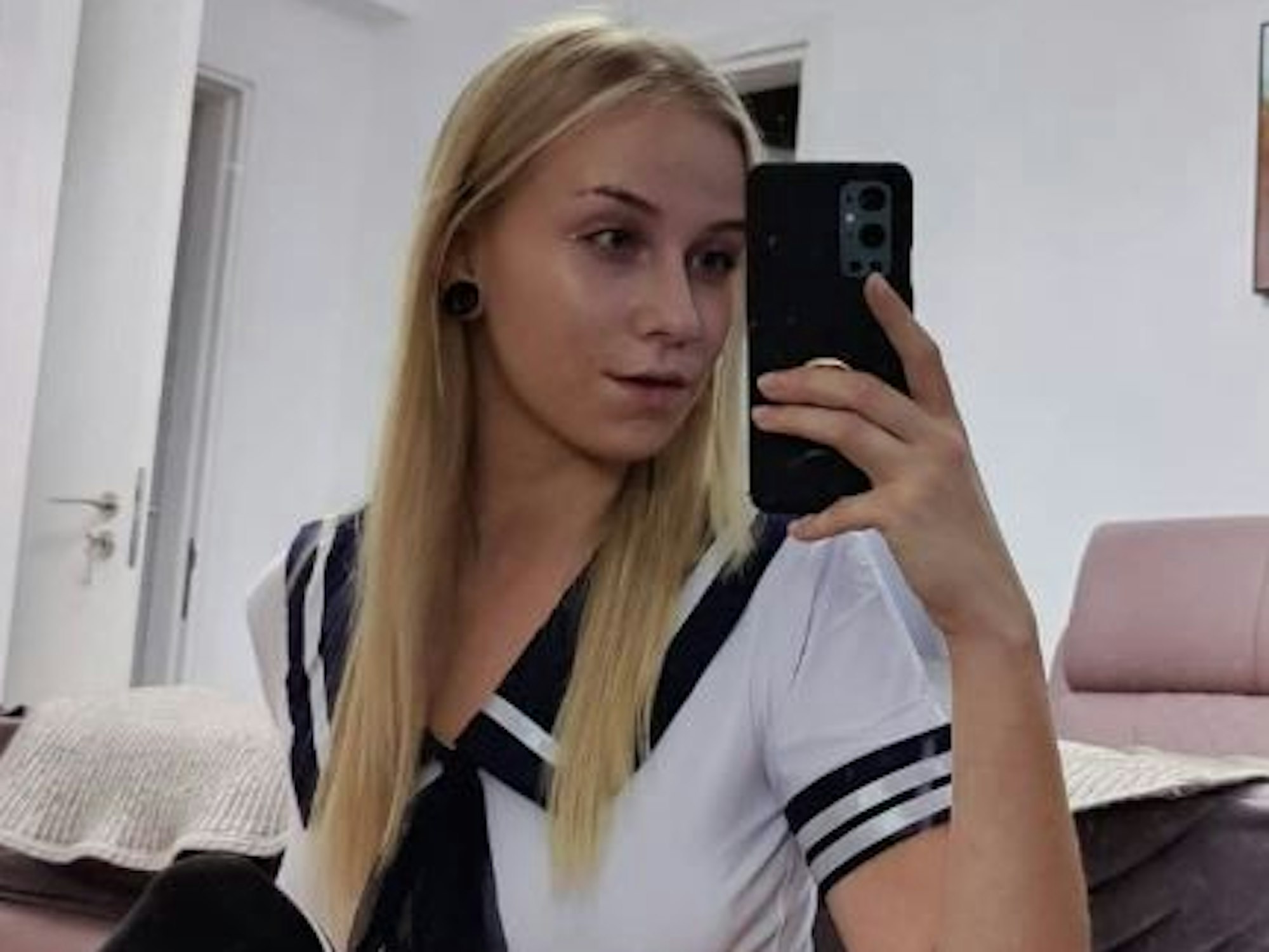 Erotik-Darstellerin Sirena Sweet posiert für ein Selfie