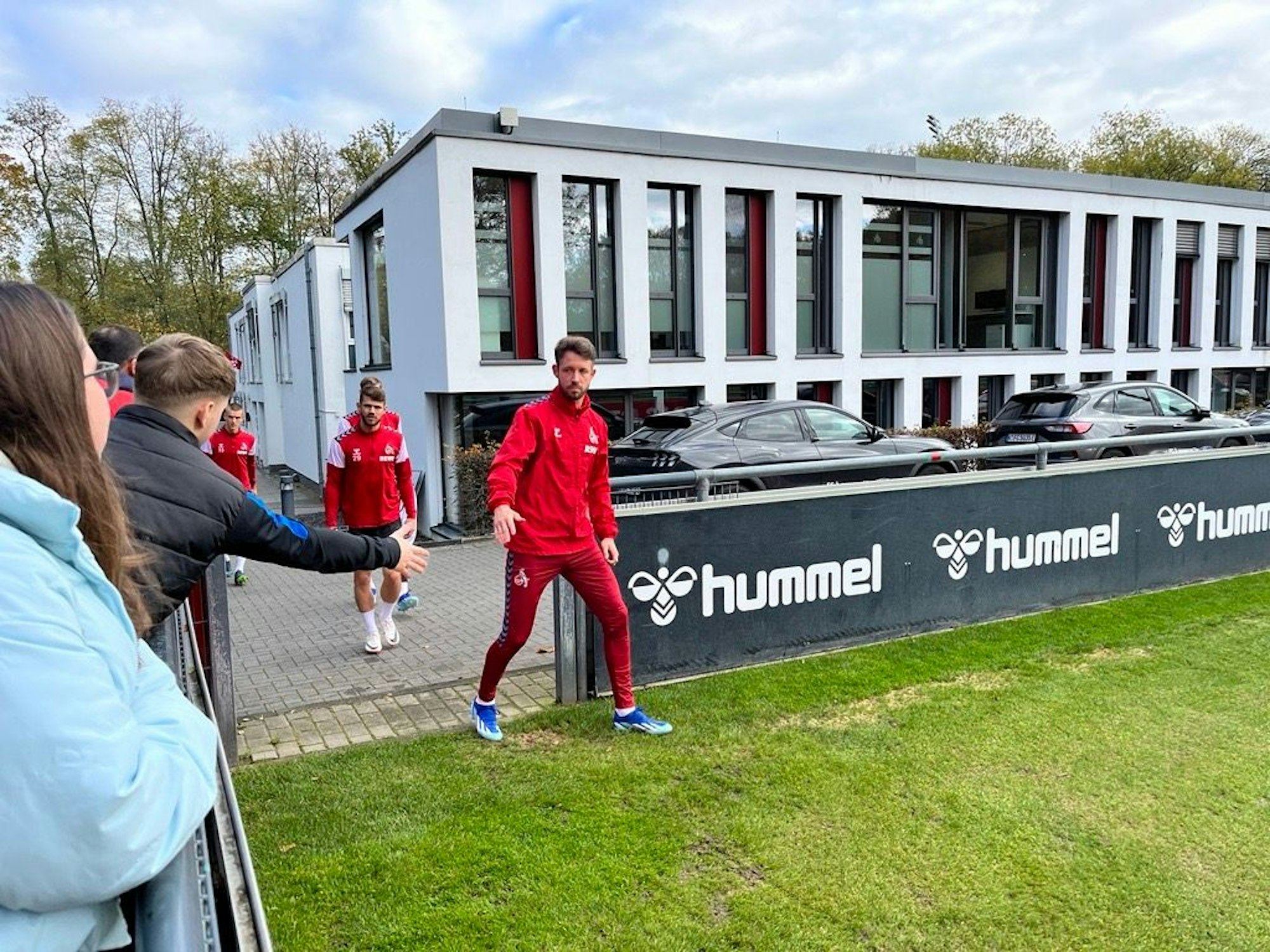 Die FC-Profis betreten vor dem Training den Rasen am Geißbockheim.