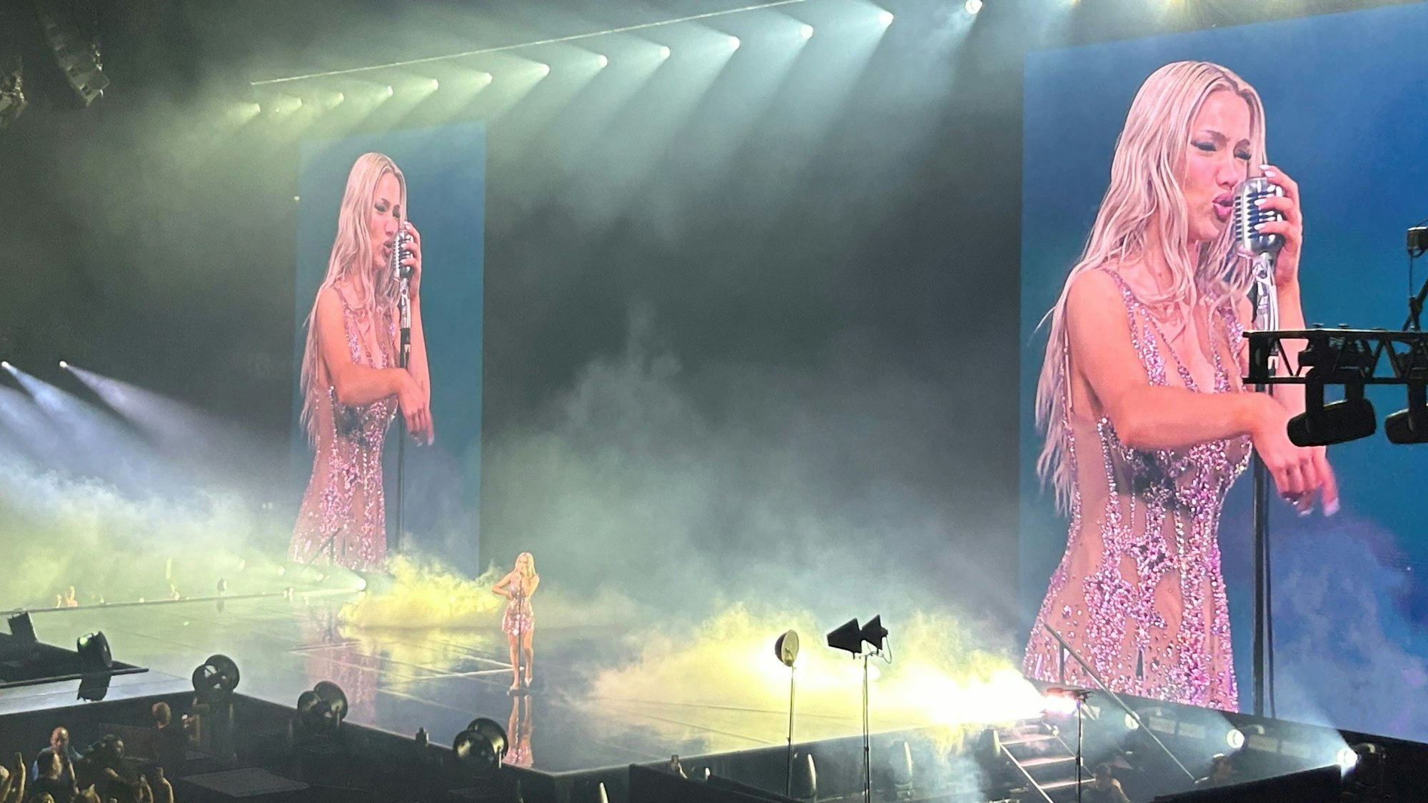 Shirin David steht auf der Bühne und singt in ein Old-School-Mikrofon.