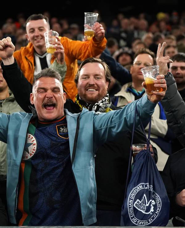 Fans von Newcastle United feiern vor dem Spiel im Gästeblock.