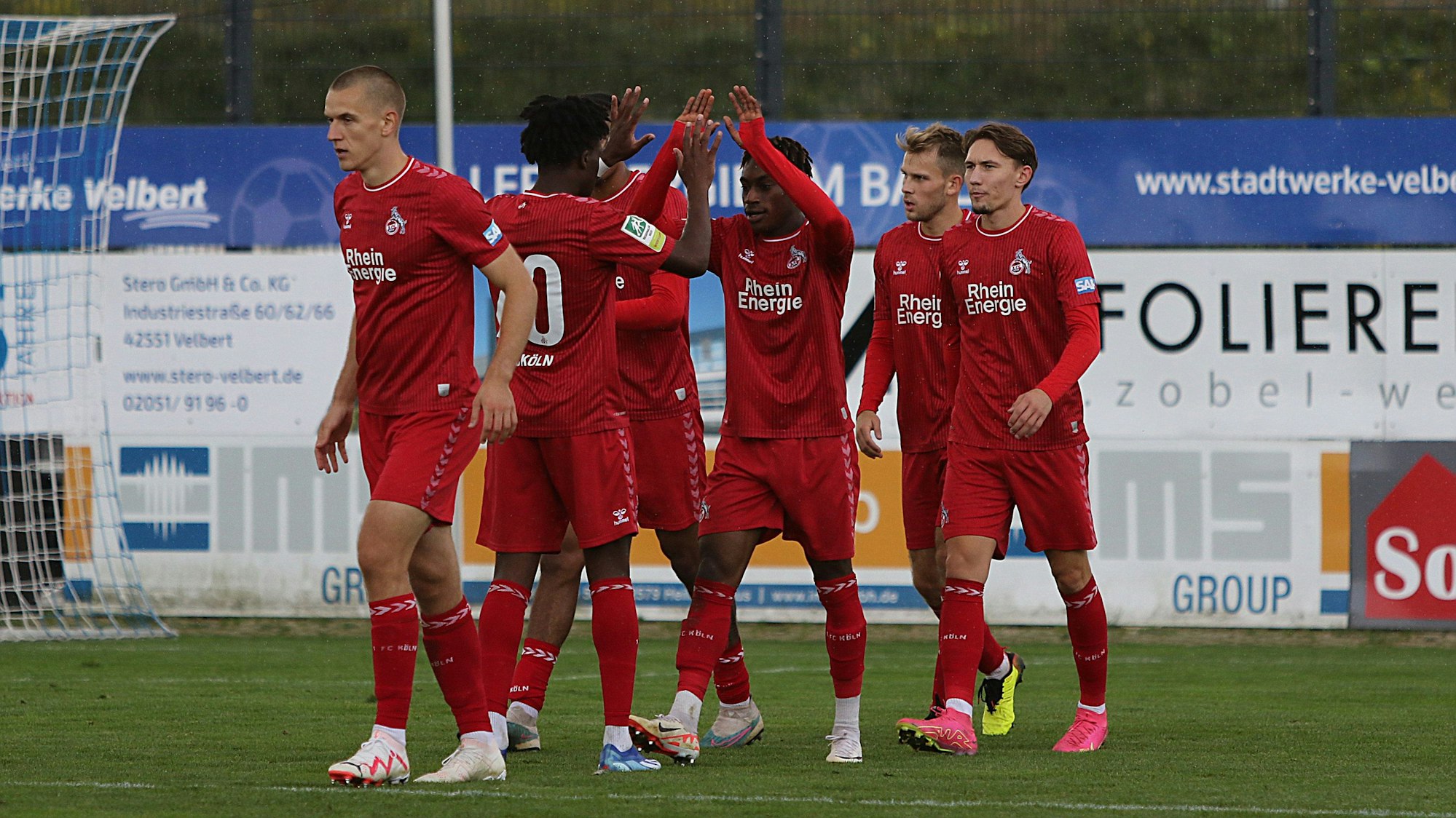 Die Spieler der U21 des 1. FC Köln jubeln über ein Tor in der Regionalliga.