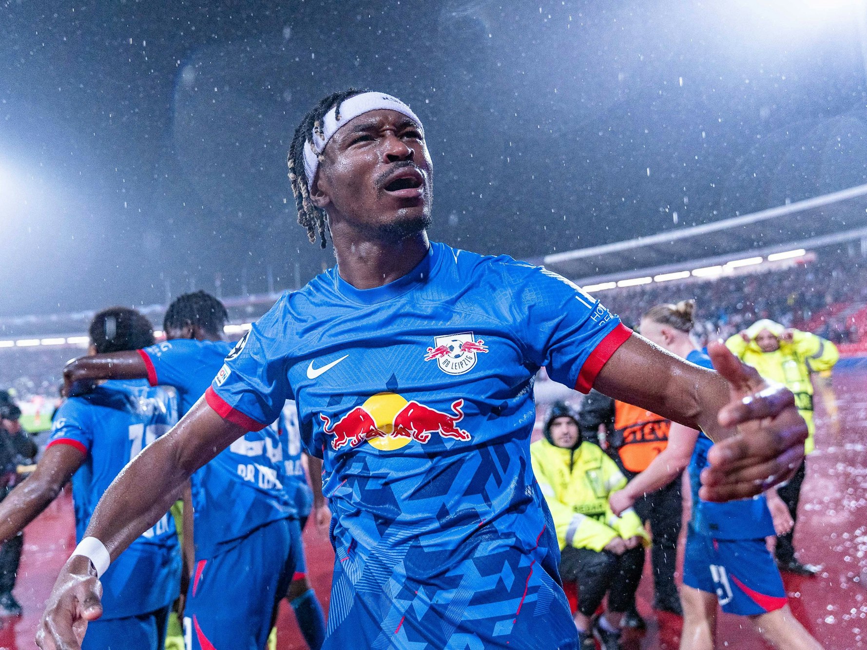 Mohamed Simakan jubelt.