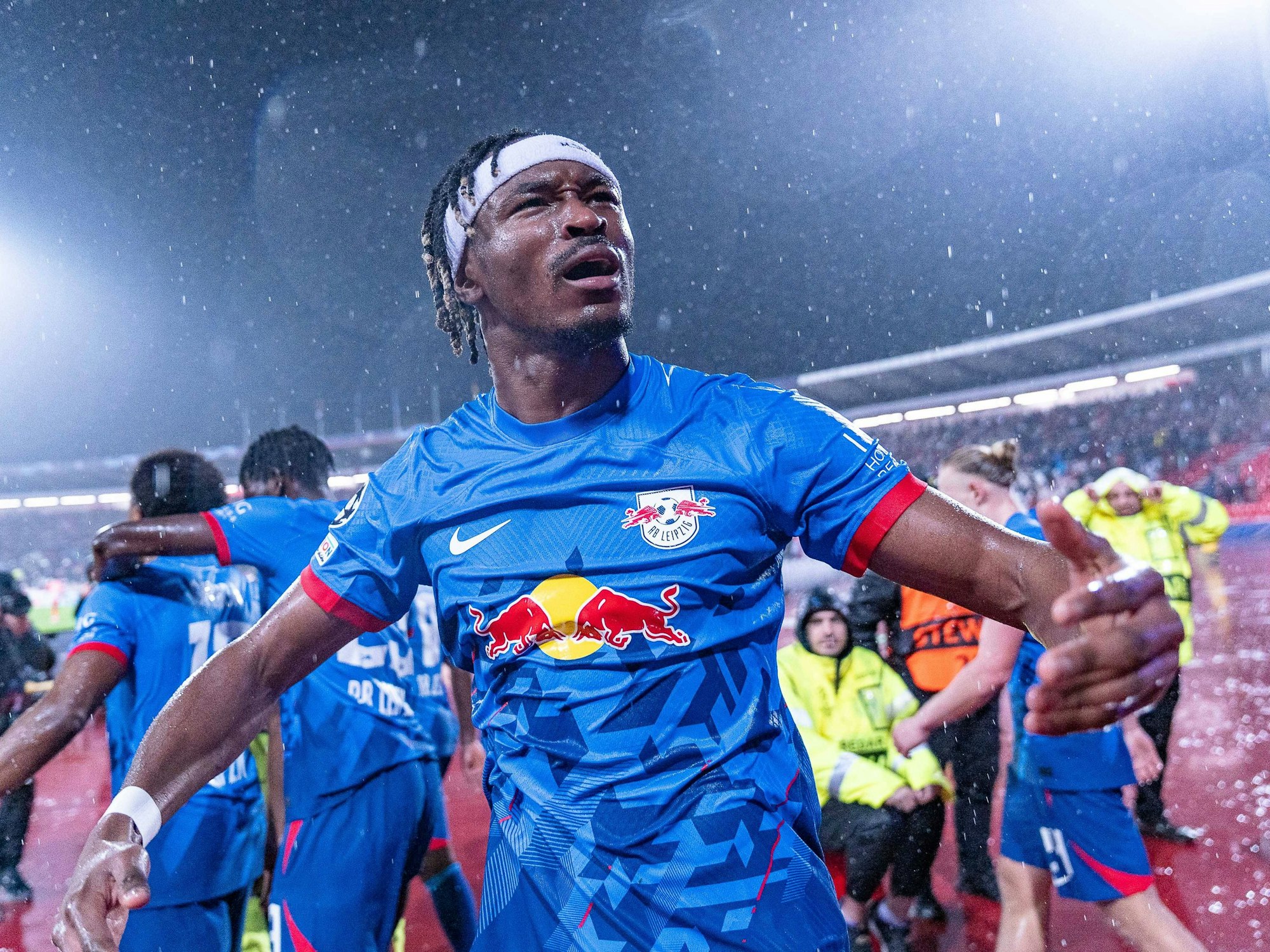 Mohamed Simakan jubelt.