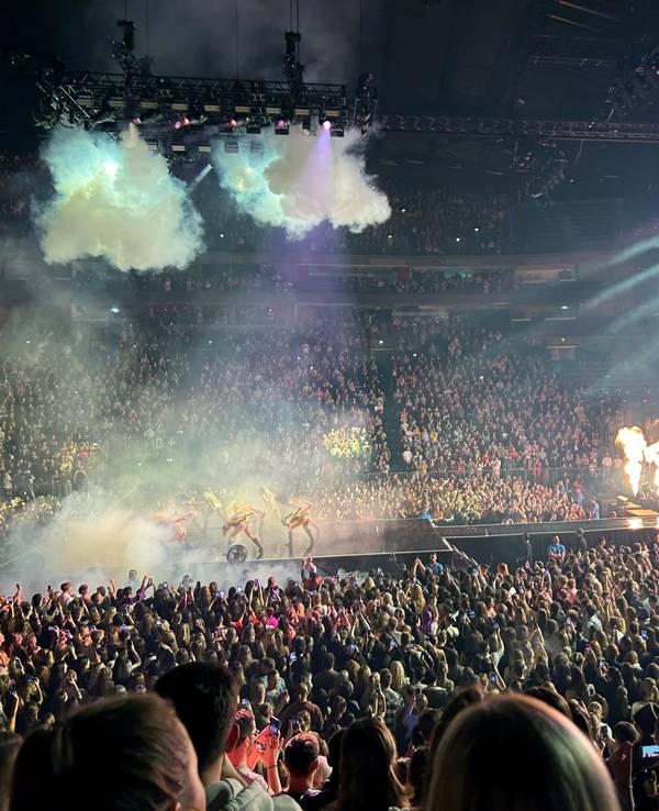 Blick von der Tribüne auf die Bühne beim Konzert von Shirin David in der Kölner Lanxess-Arena.