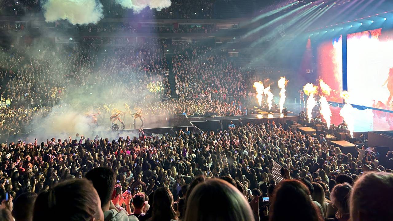 Blick von der Tribüne auf die Bühne beim Konzert von Shirin David in der Kölner Lanxess-Arena.