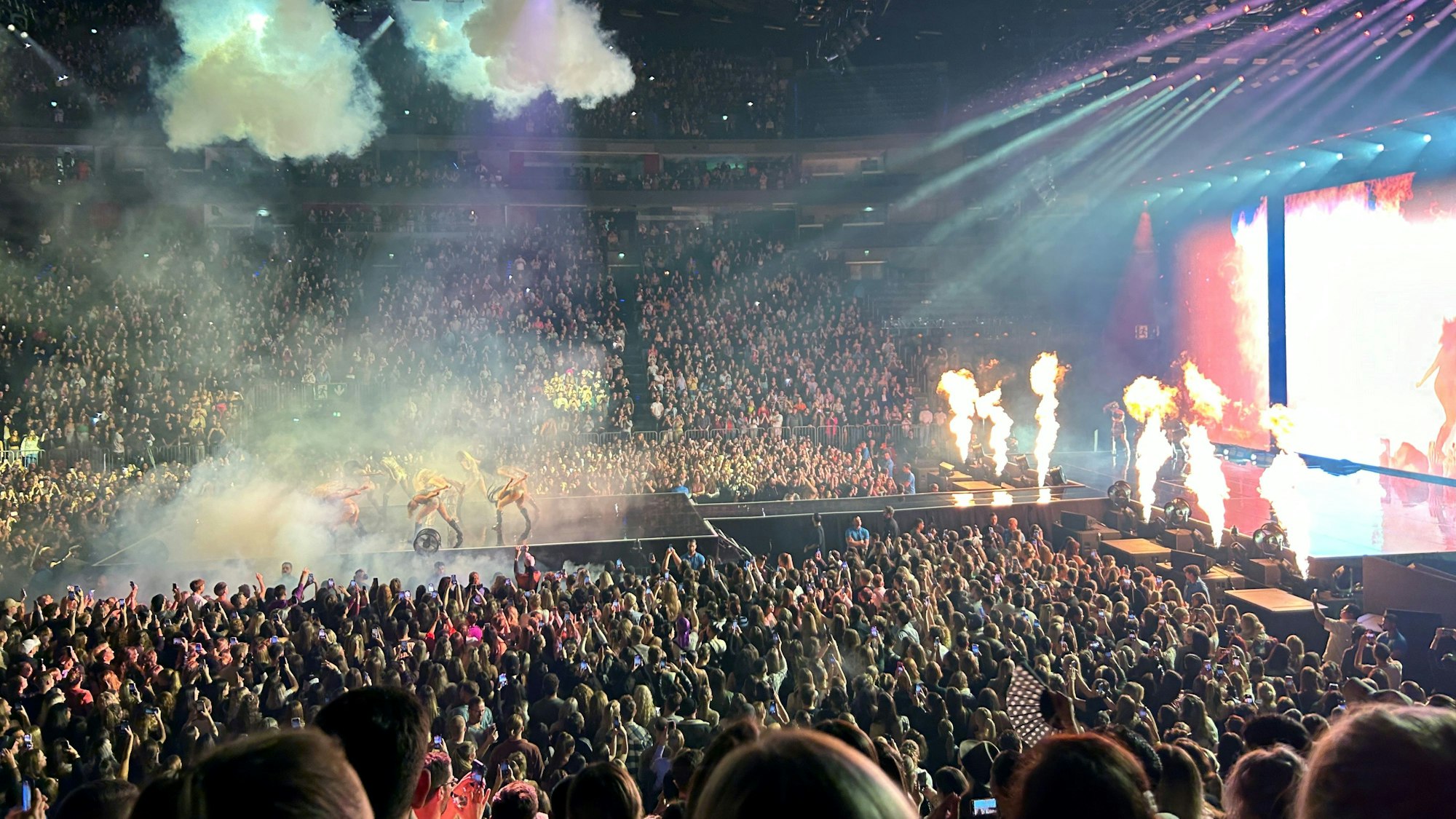 Blick von der Tribüne auf die Bühne bei einem Konzert in Köln.