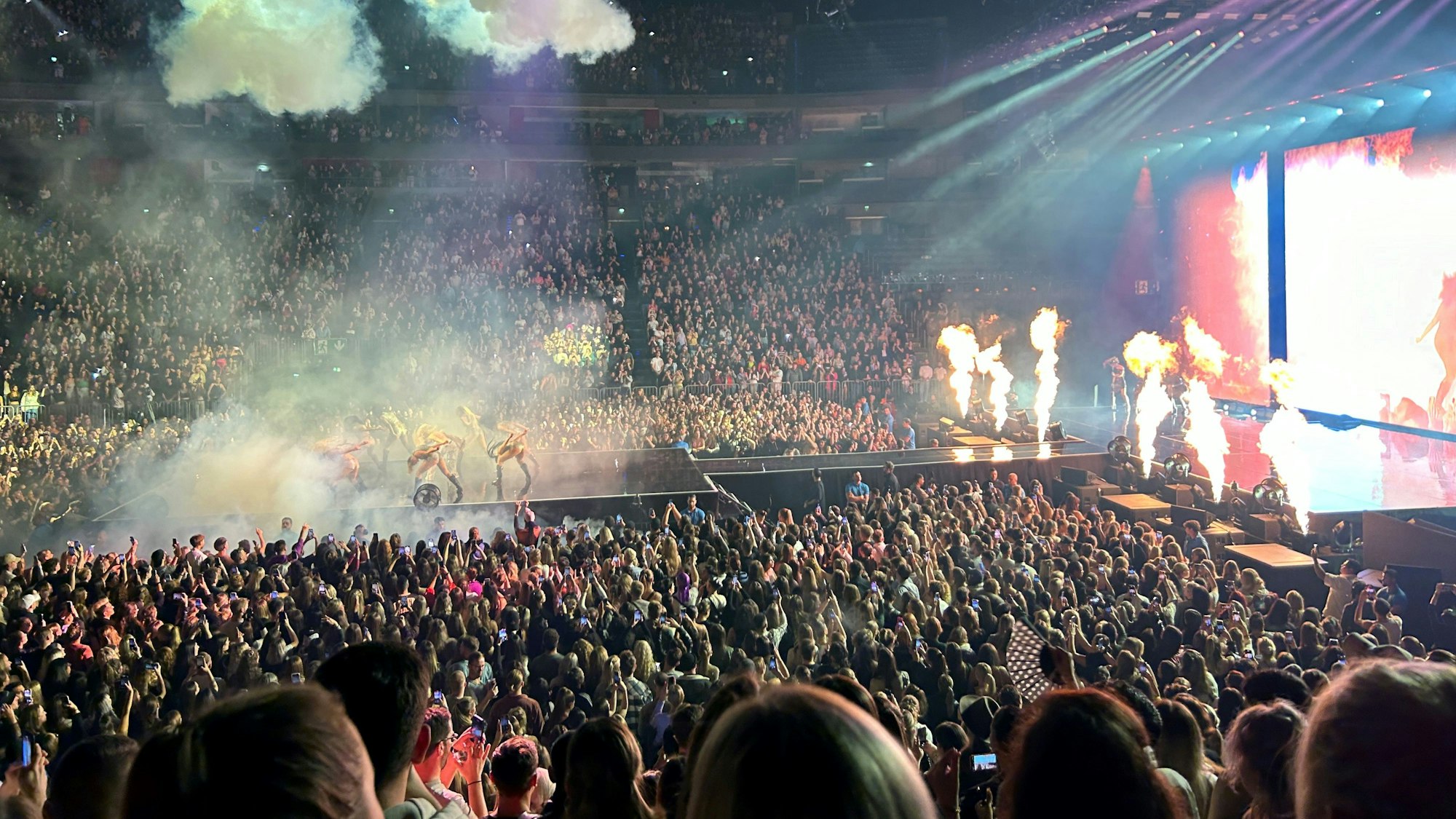 Blick von der Tribüne auf die Bühne beim Konzert von Shirin David.