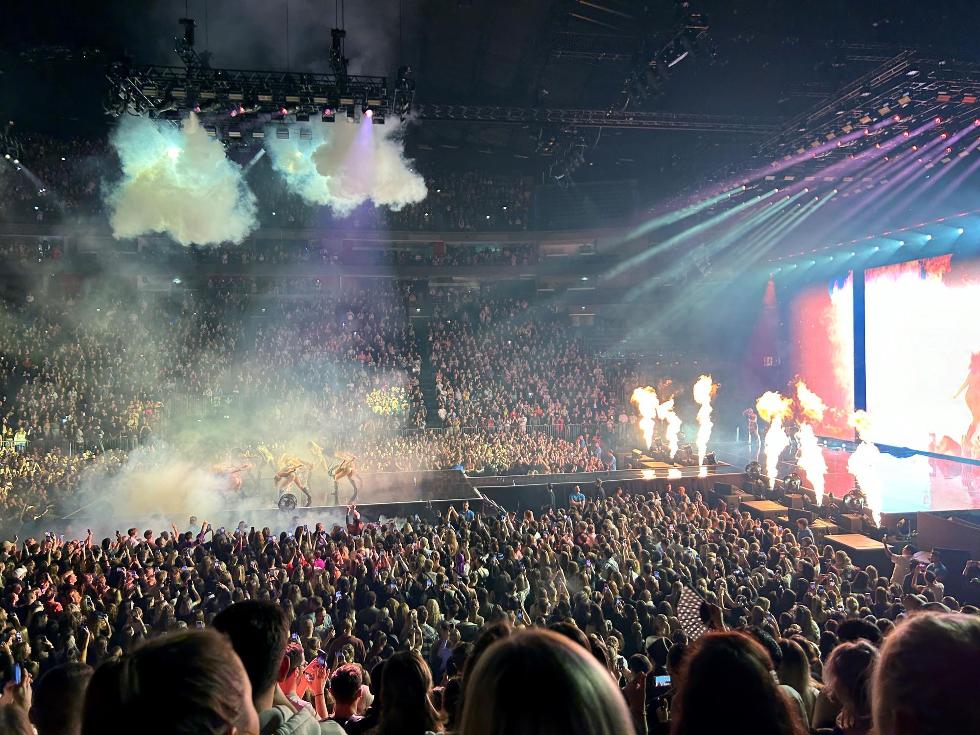 Blick von der Tribüne auf die Bühne beim Konzert von Shirin David in der Kölner Lanxess-Arena.