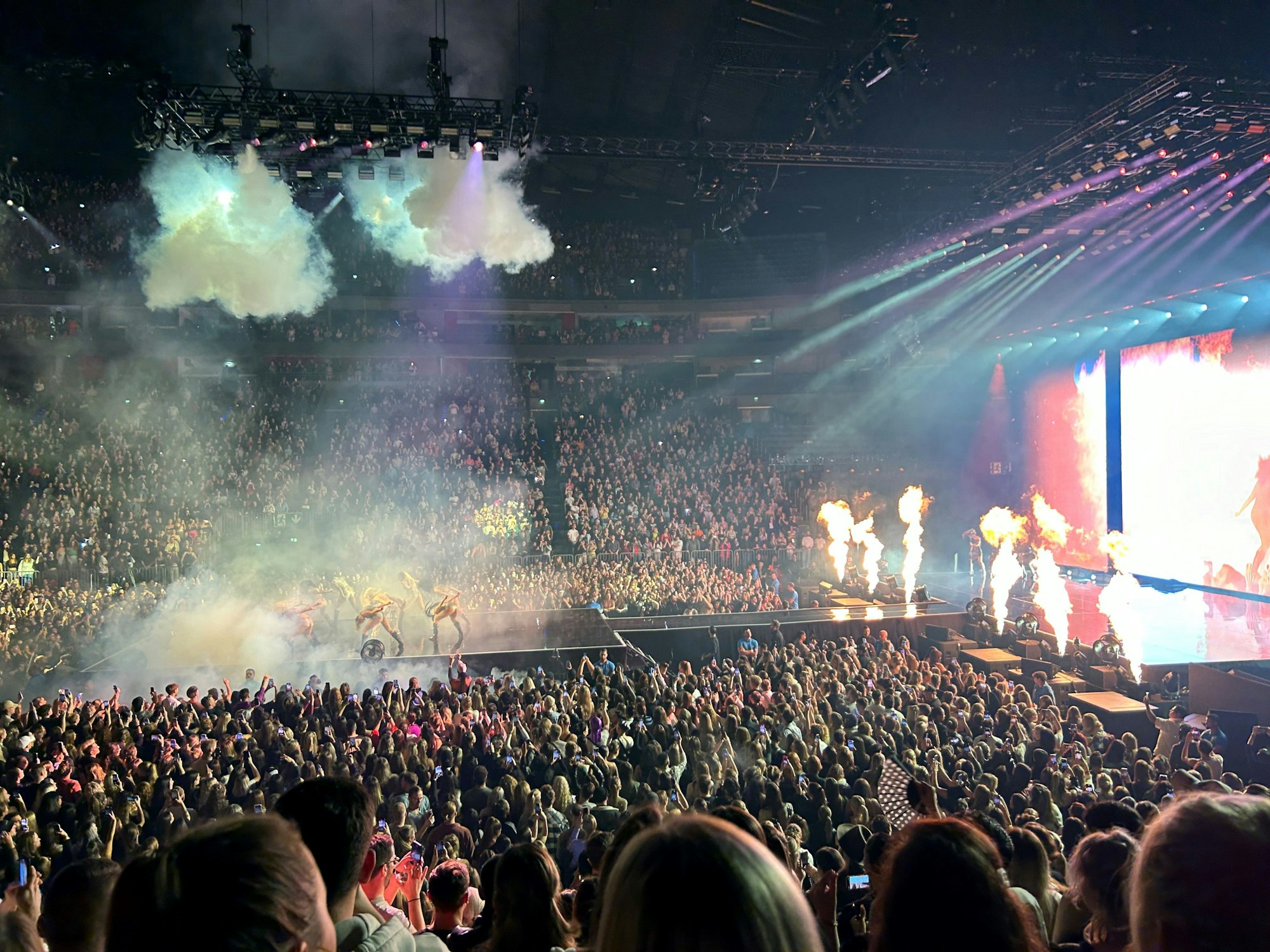 Blick von der Tribüne auf die Bühne beim Konzert von Shirin David in der Kölner Lanxess-Arena.