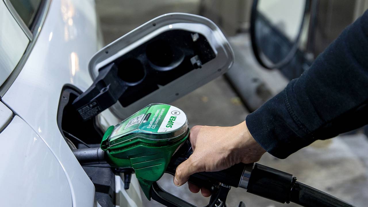 Ein Autofahrer tankt ein Auto mit Benzin Super E5 an einer Tankstelle.