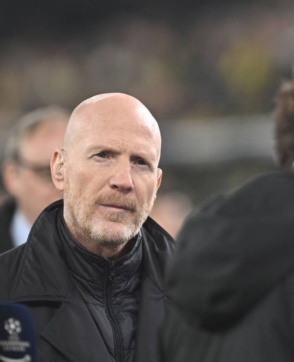 Dortmunds externer Berater Matthias Sammer (l) hört Trainer Edin Terzic vor dem Spiel am Mikrofon zu.