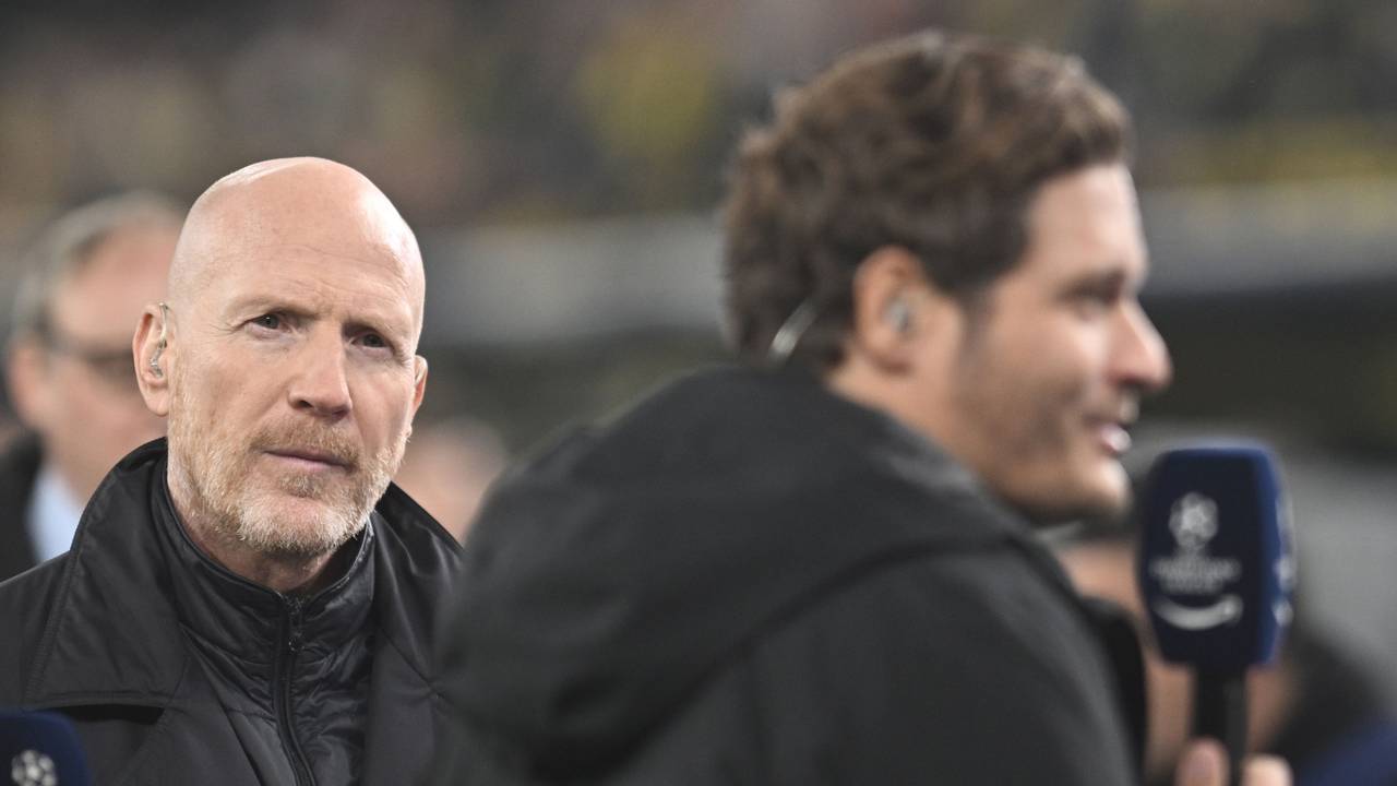 Dortmunds externer Berater Matthias Sammer (l) hört Trainer Edin Terzic vor dem Spiel am Mikrofon zu.